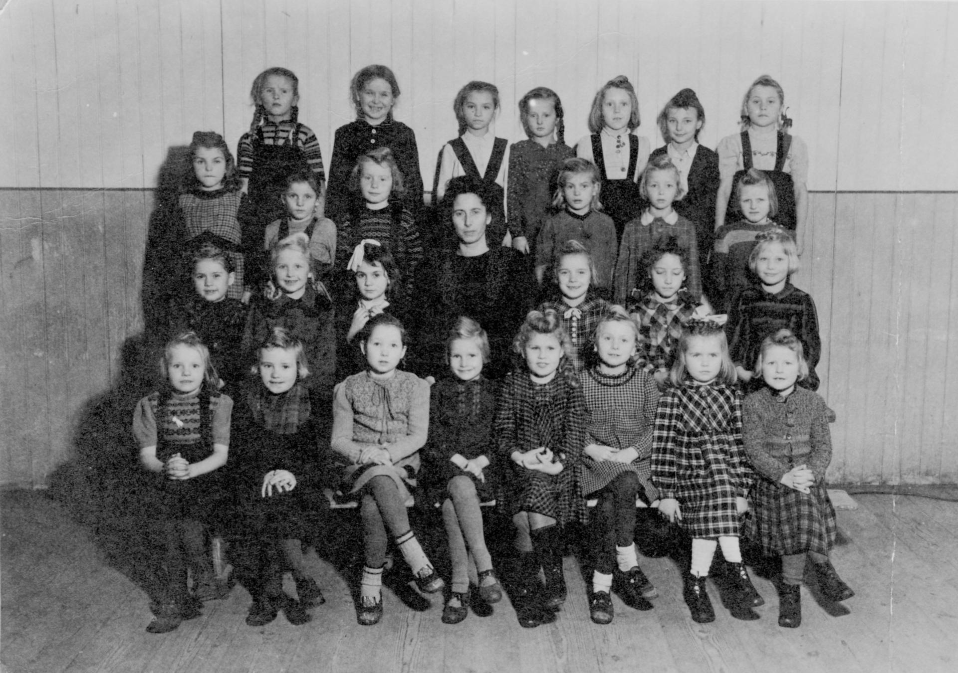 1950 - 1951 Klasse 3 (Mädchen) mit Lehrerin E. Jesnowski