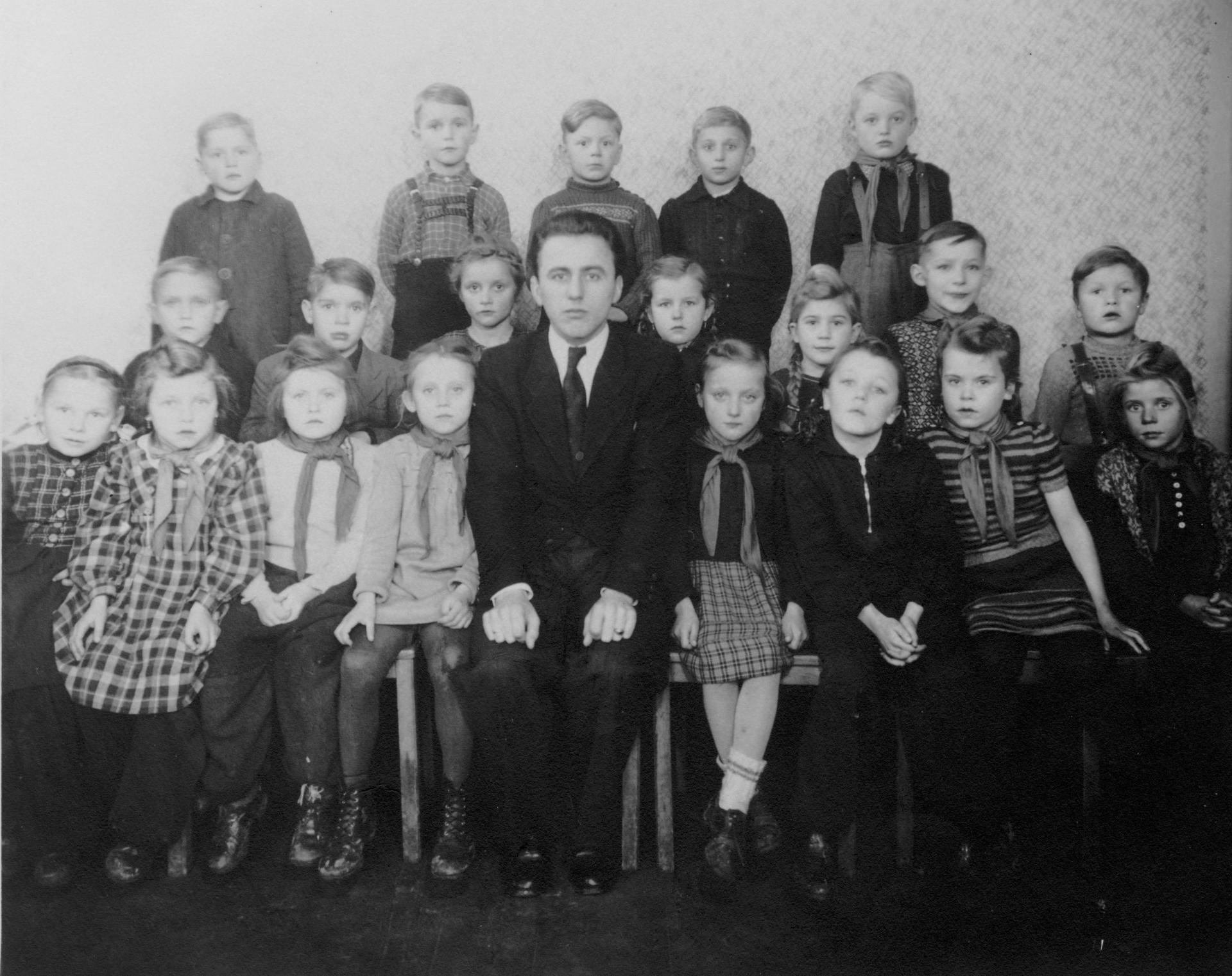 1951 - 1952 Klasse 1b mit Lehrer Waldemar Kutzner (10.12.1951)
