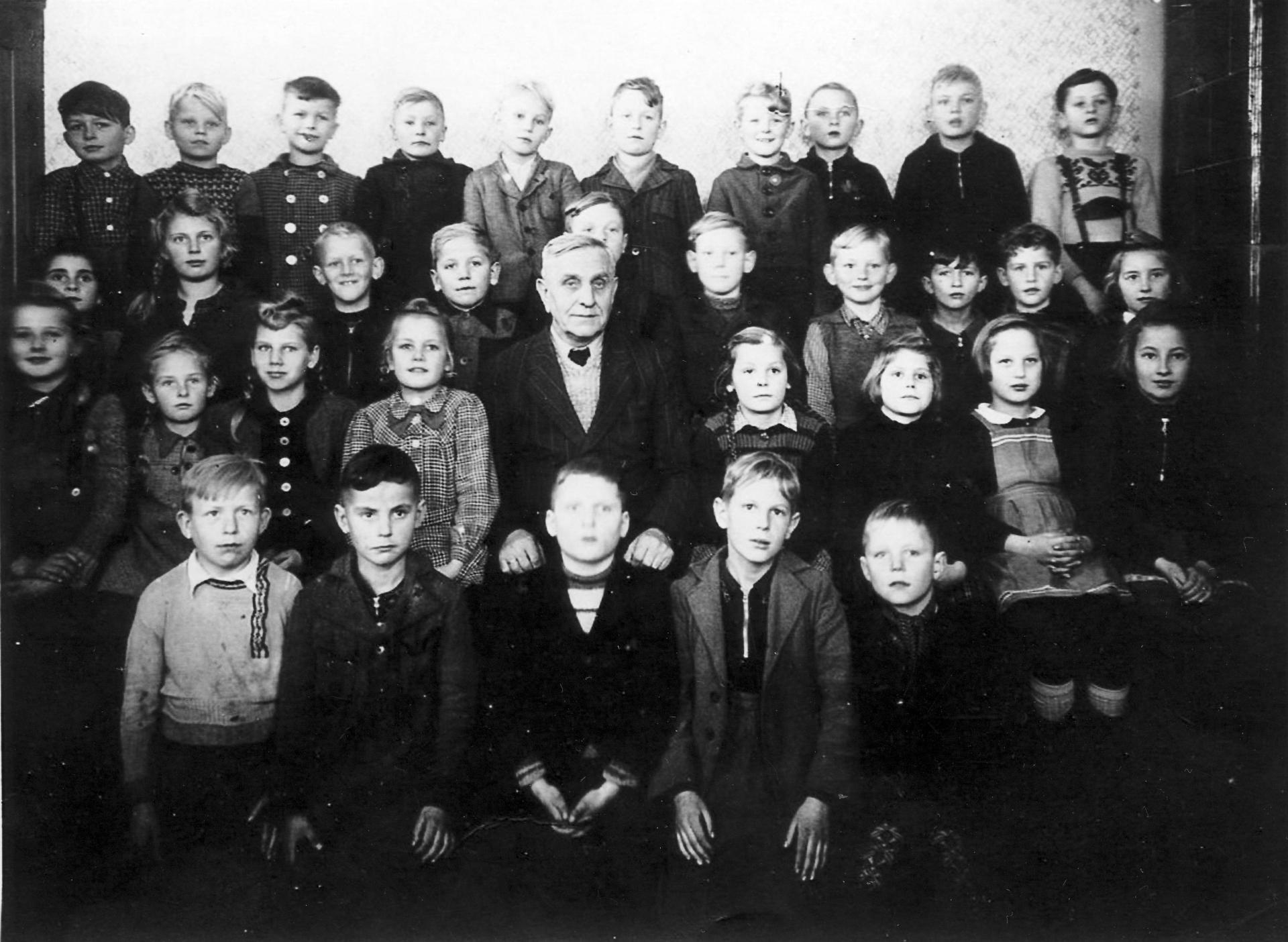 1951 - 1952 Klasse 3a mit Lehrer Max Ristow