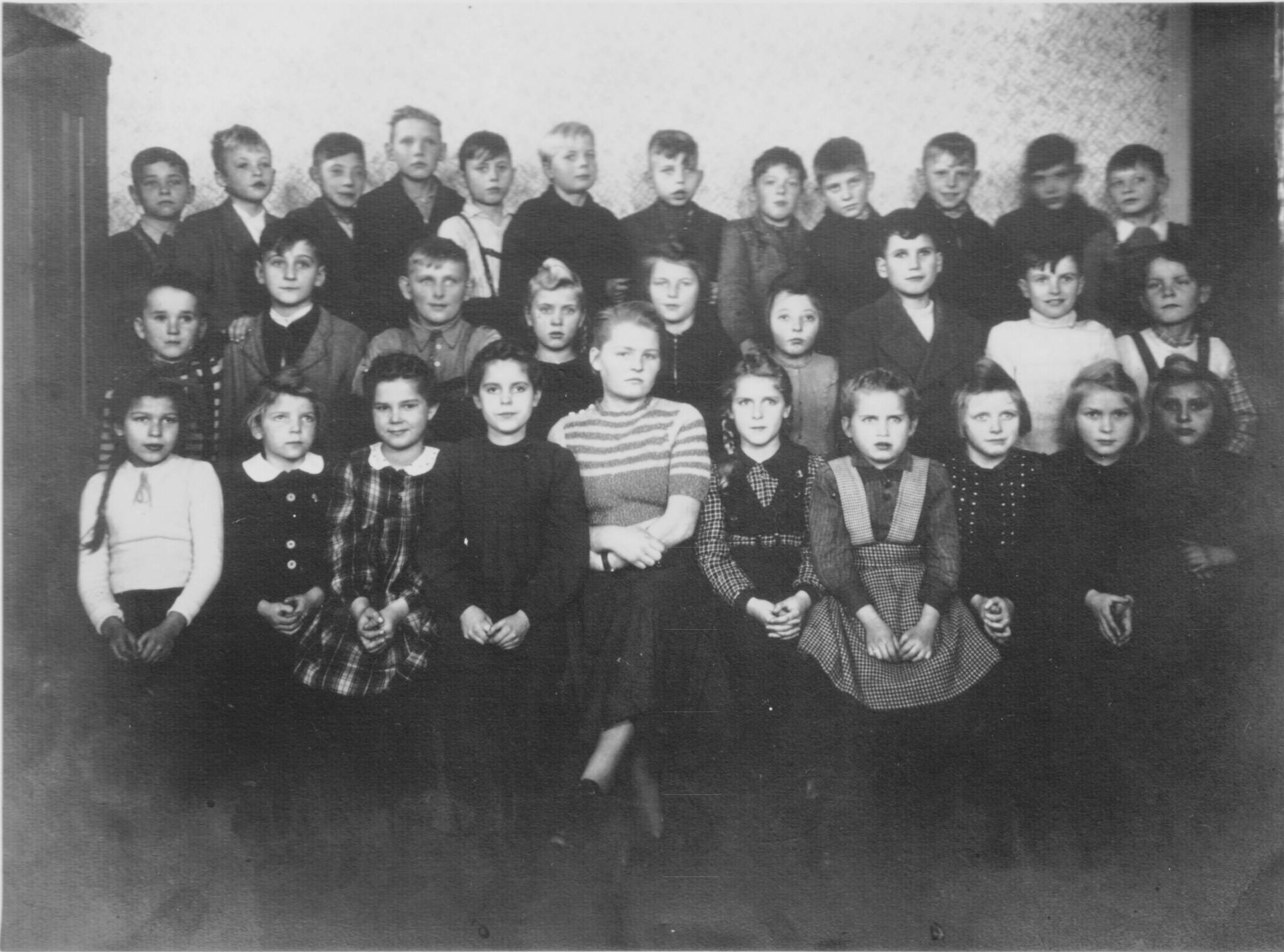 1951 - 1952 Klasse 3b mit Lehrerin A. Rossow