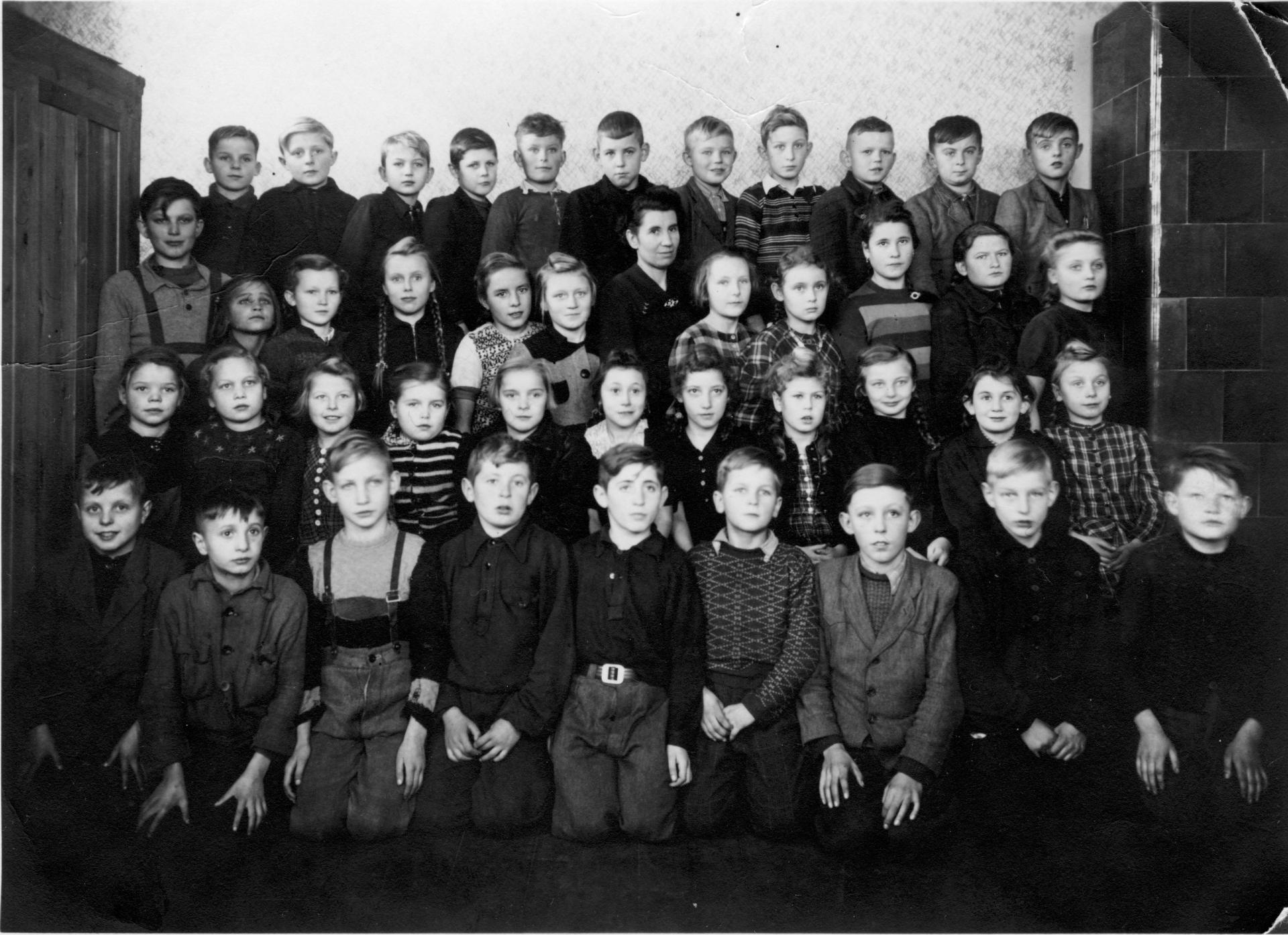 1951 - 1952 Klasse 4 mit Lehrerin Irmgard Derkow