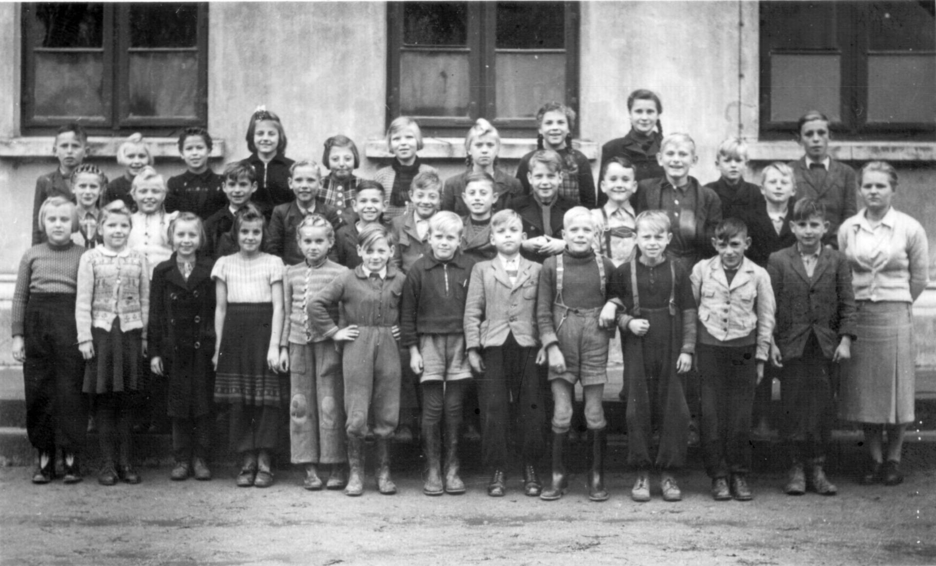 1952 - 1953 Klasse 4b mit Lehrerin Anneliese Rossow