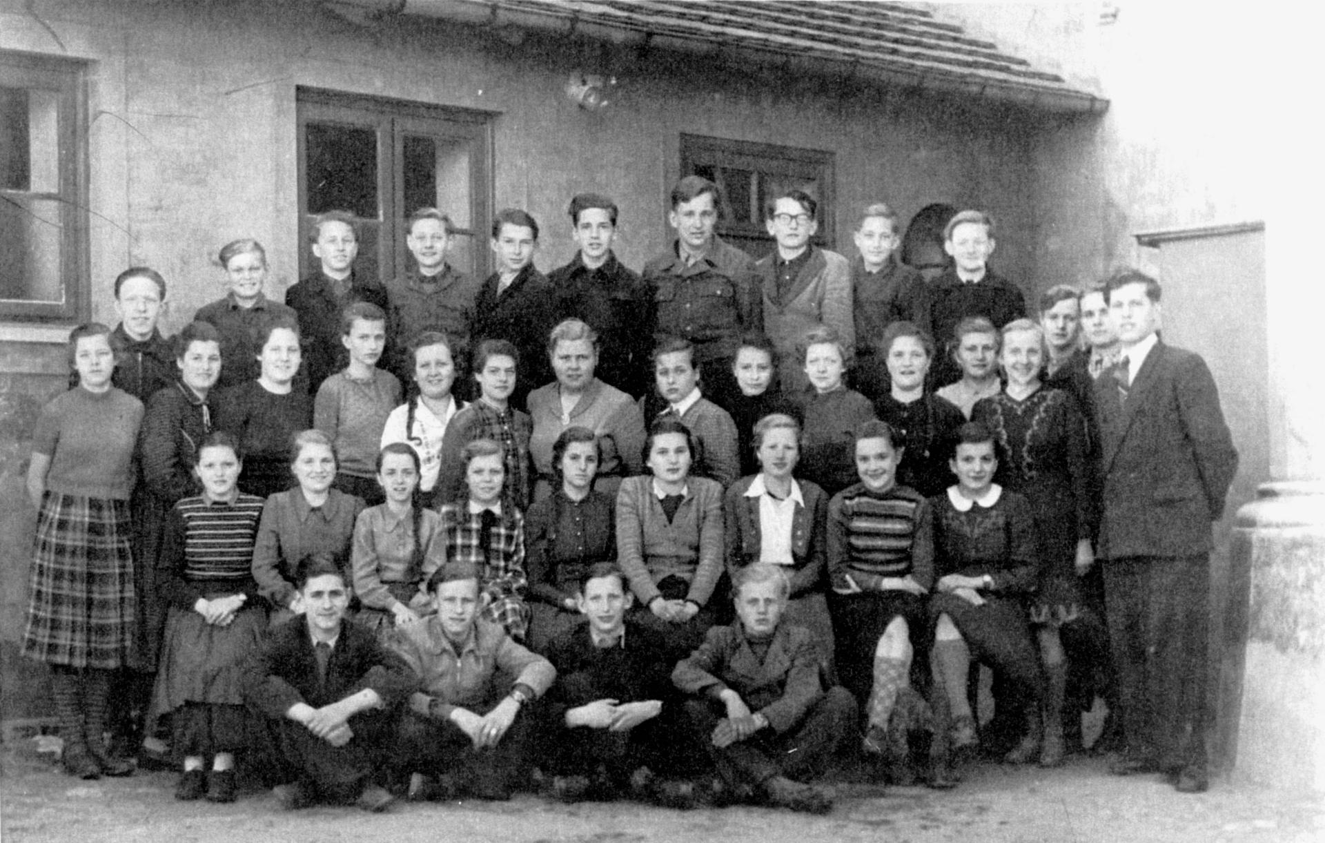 1954 - 1955 Klasse 8a mit Lehrer Wolfgang Carls