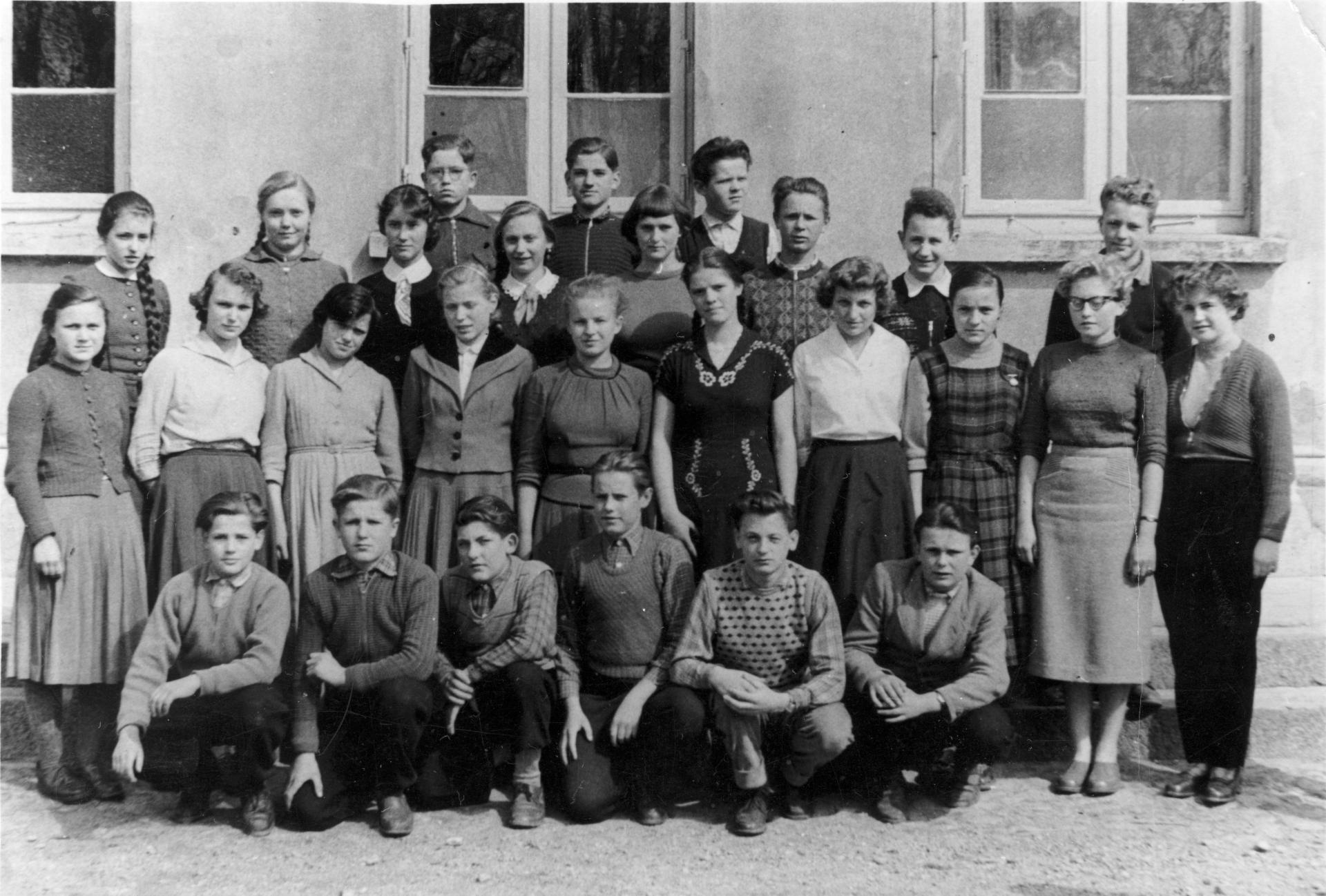 1957 - 1958 Klasse 8a mit Lehrerin Gisela Geißler