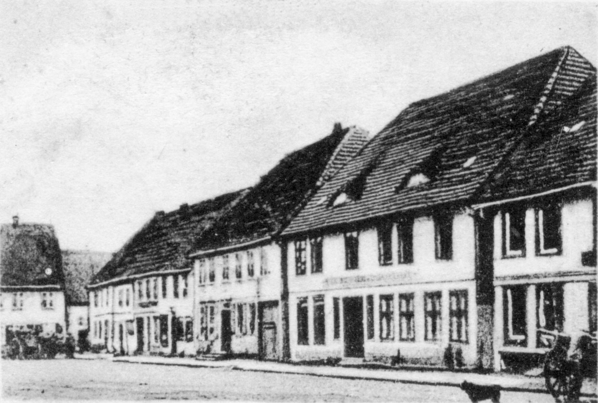 Wohnhäuser am Markt auf einer Ansichtskarte von 1901 oder früher.