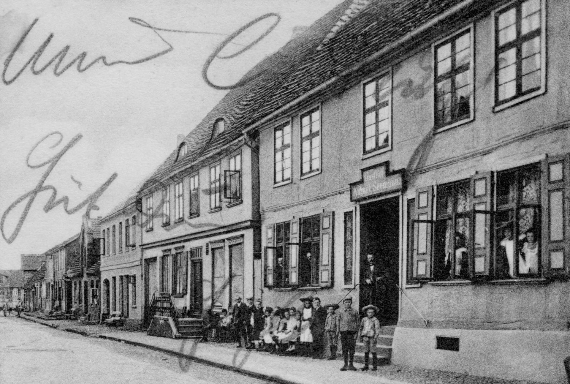 Gasthof Seemann am Markt (rechts) auf einer Ansichtskarte von 1901 oder früher.