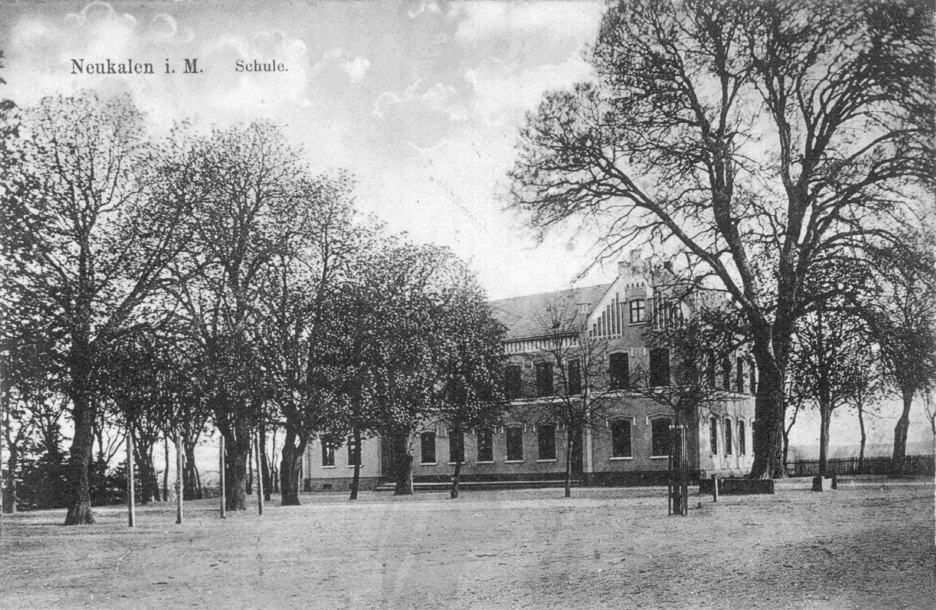 Das Schulhaus auf einer Ansichtskarte von 1910 oder früher