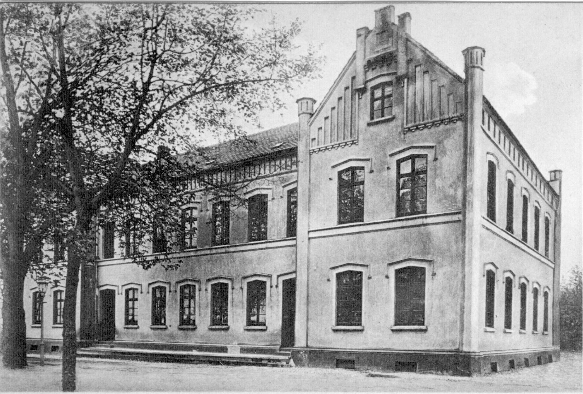 Das Schulgebäude auf einer Ansichtskarte von 1907 oder früher
