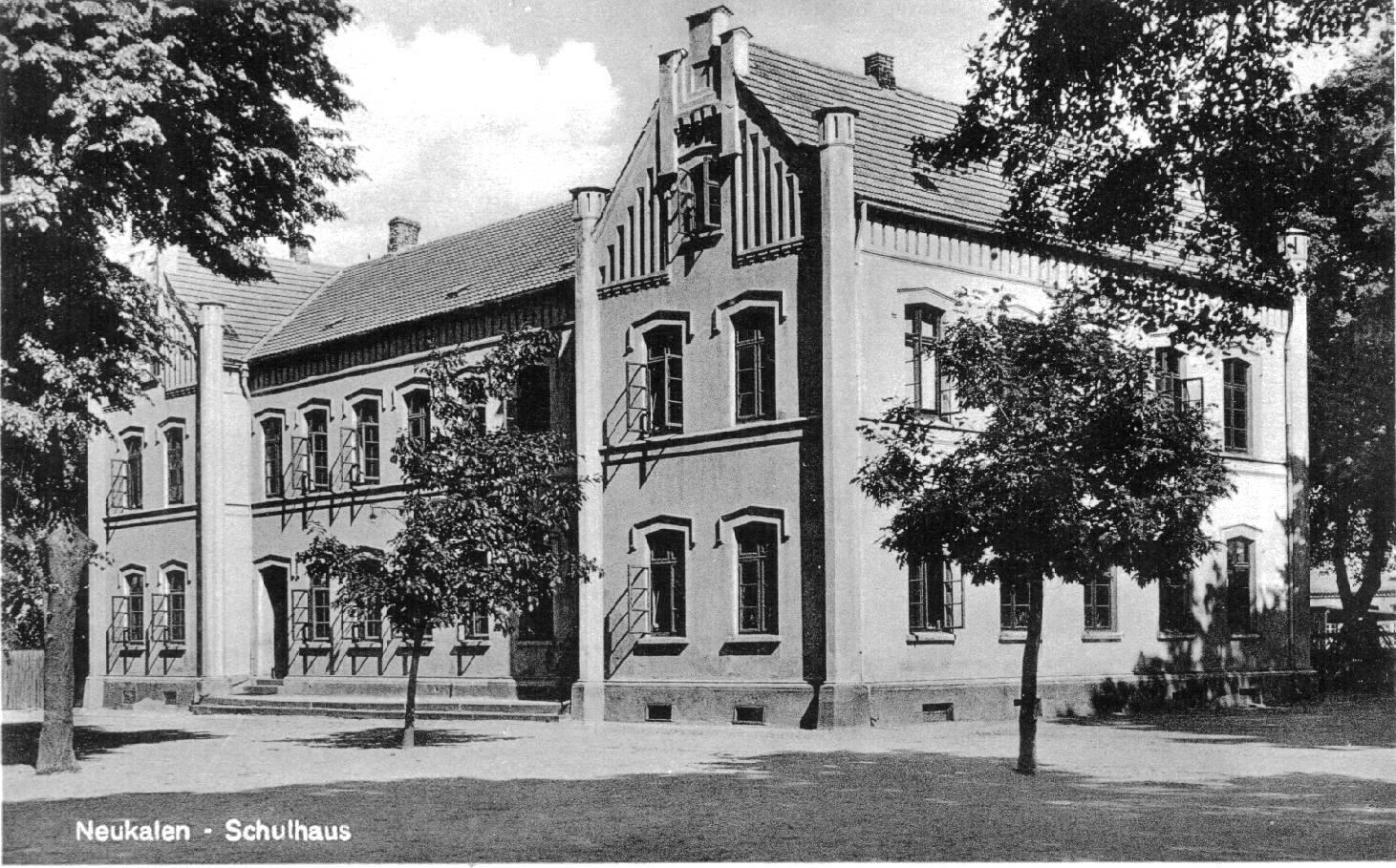 Das Schulgebäude um 1935 auf einer Ansichtskarte.