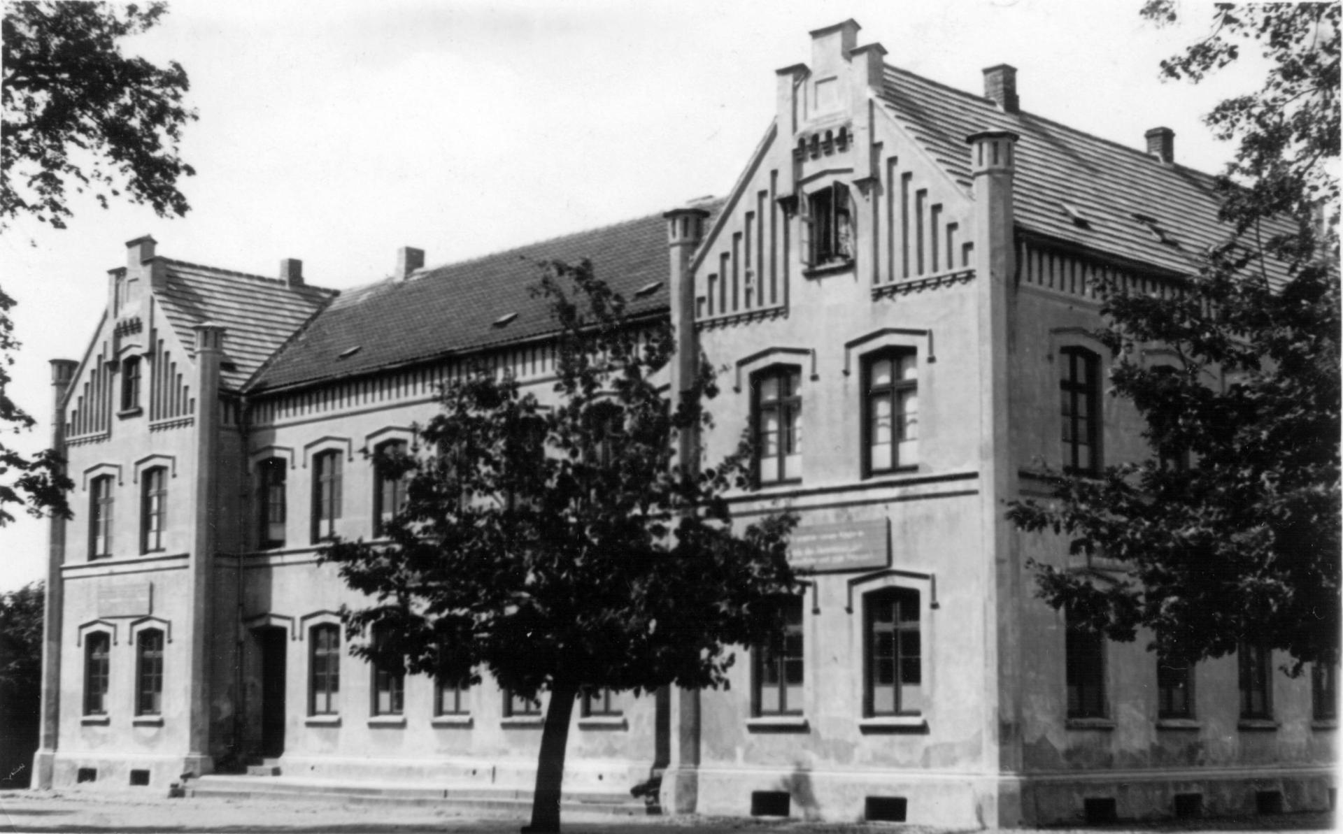 Das Schulgebäude (um 1958).