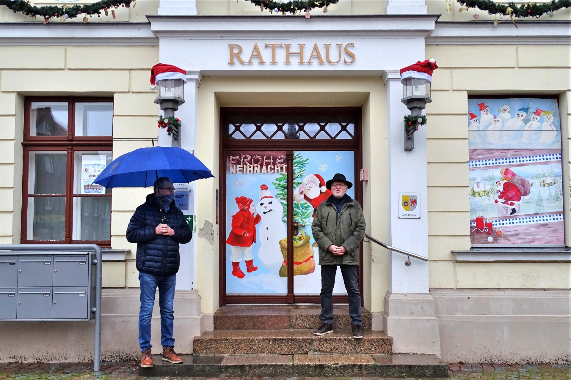 Peter Jürß präsentiert am 24.12.2020 sein Weihnachtsbild an der Rathaustür