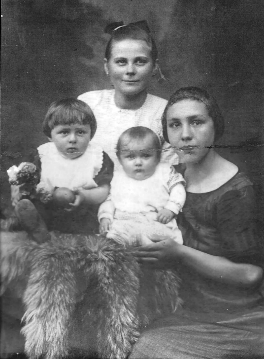 Else Müller, Mutter mit Gerhard und Margot