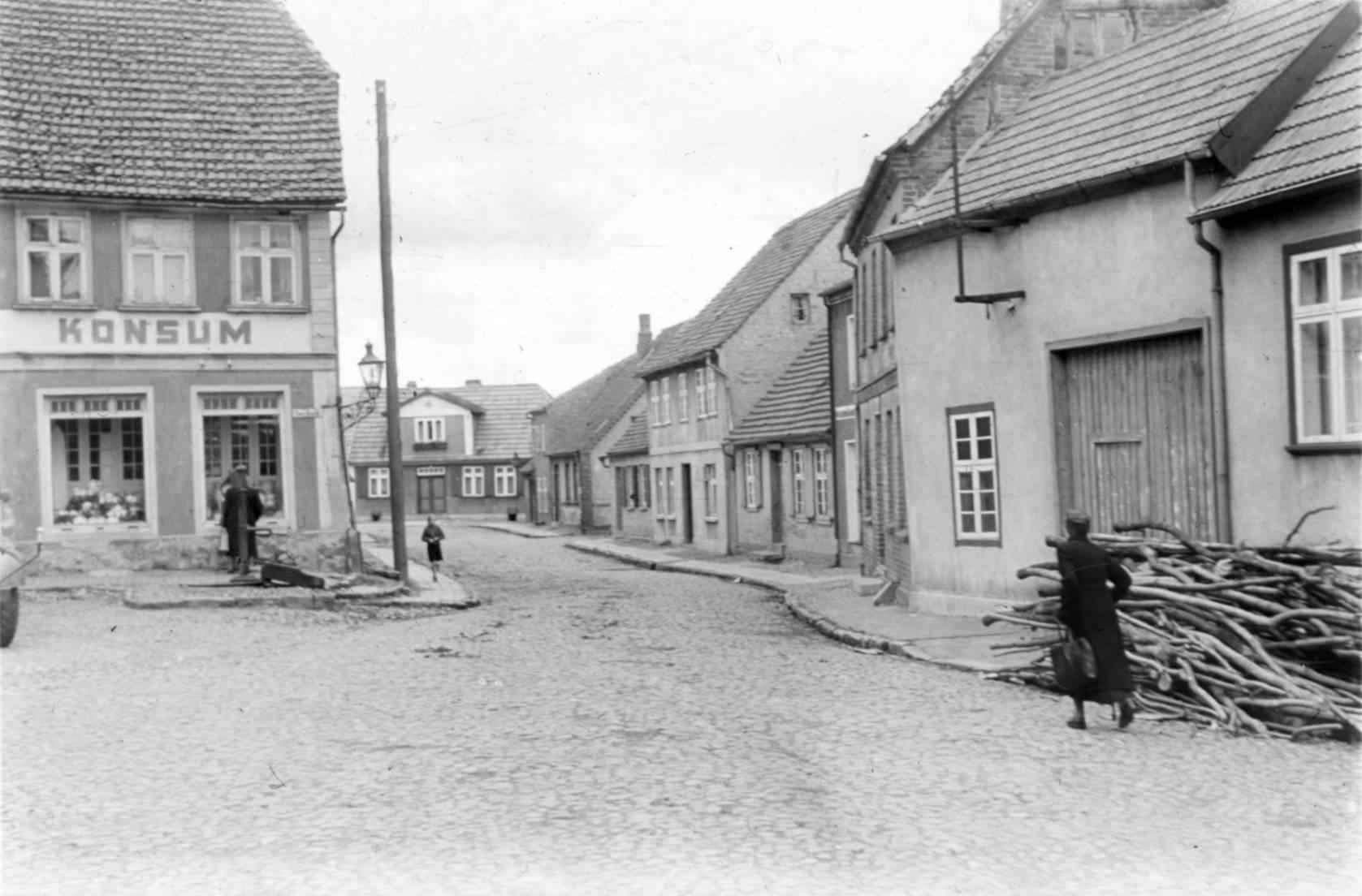 Ansichtskarte von 1912 mit den Wohnhäusern am Markt Nr. 15,17 und 19.