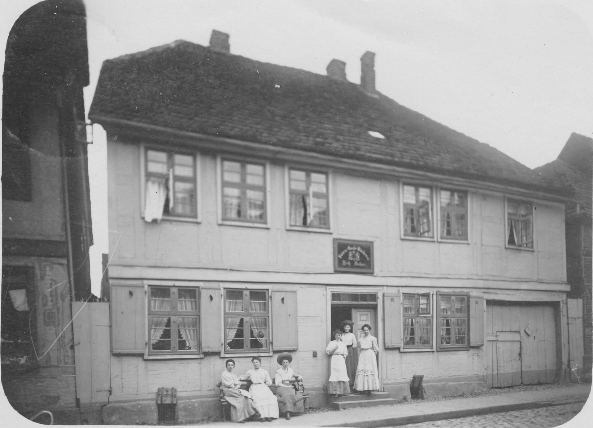 Die Bäckerei Fritz Mahns, Mühlenstraße 2, Ansichtskarte 1908.