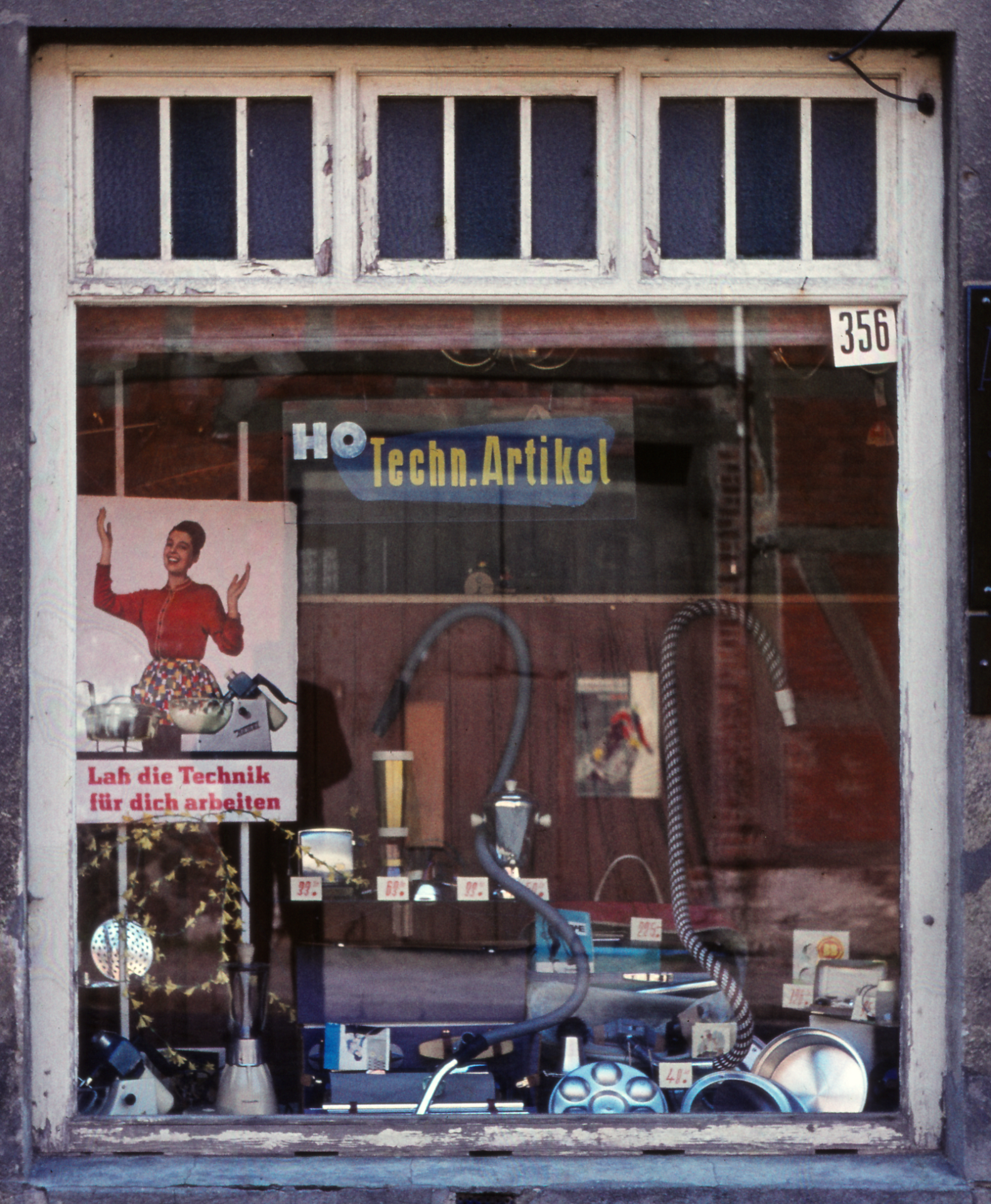 Schaufenster der HO - Verkaufstelle 356 „Techn. Artikel“ in Neukalen (1963)