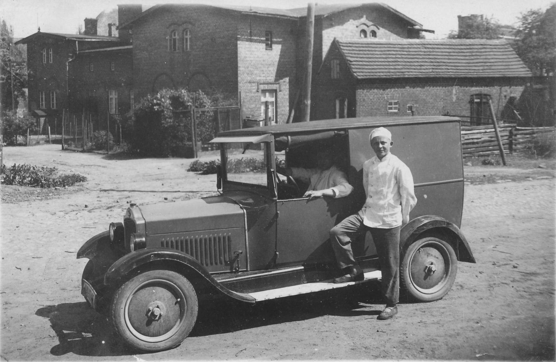 Mit dem Wagen des Bäckermeisters Schmidt unterwegs. (In Sarmstorf, vor 1945).