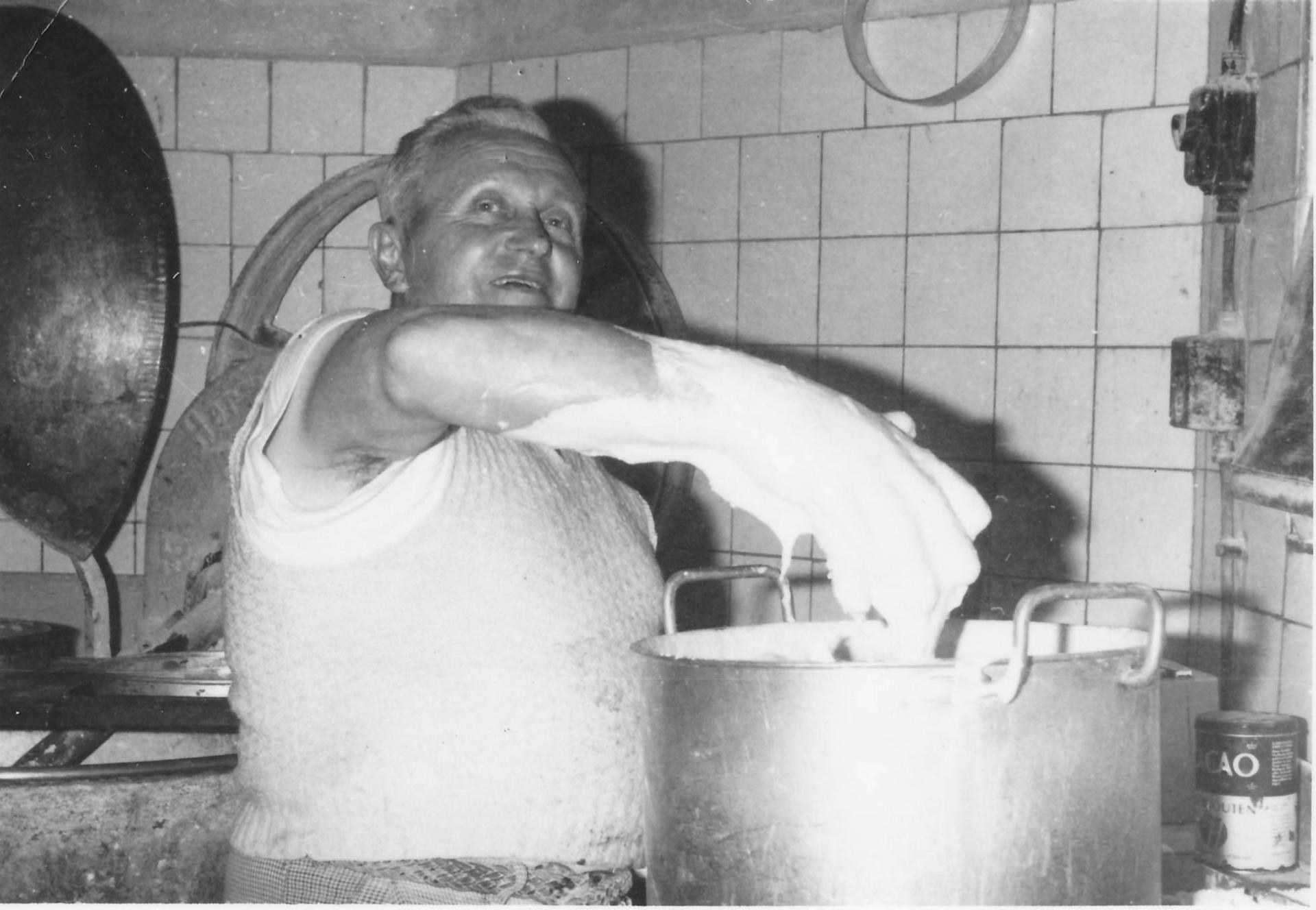 Bäckermeister Hans Seemann bei der Arbeit (1).