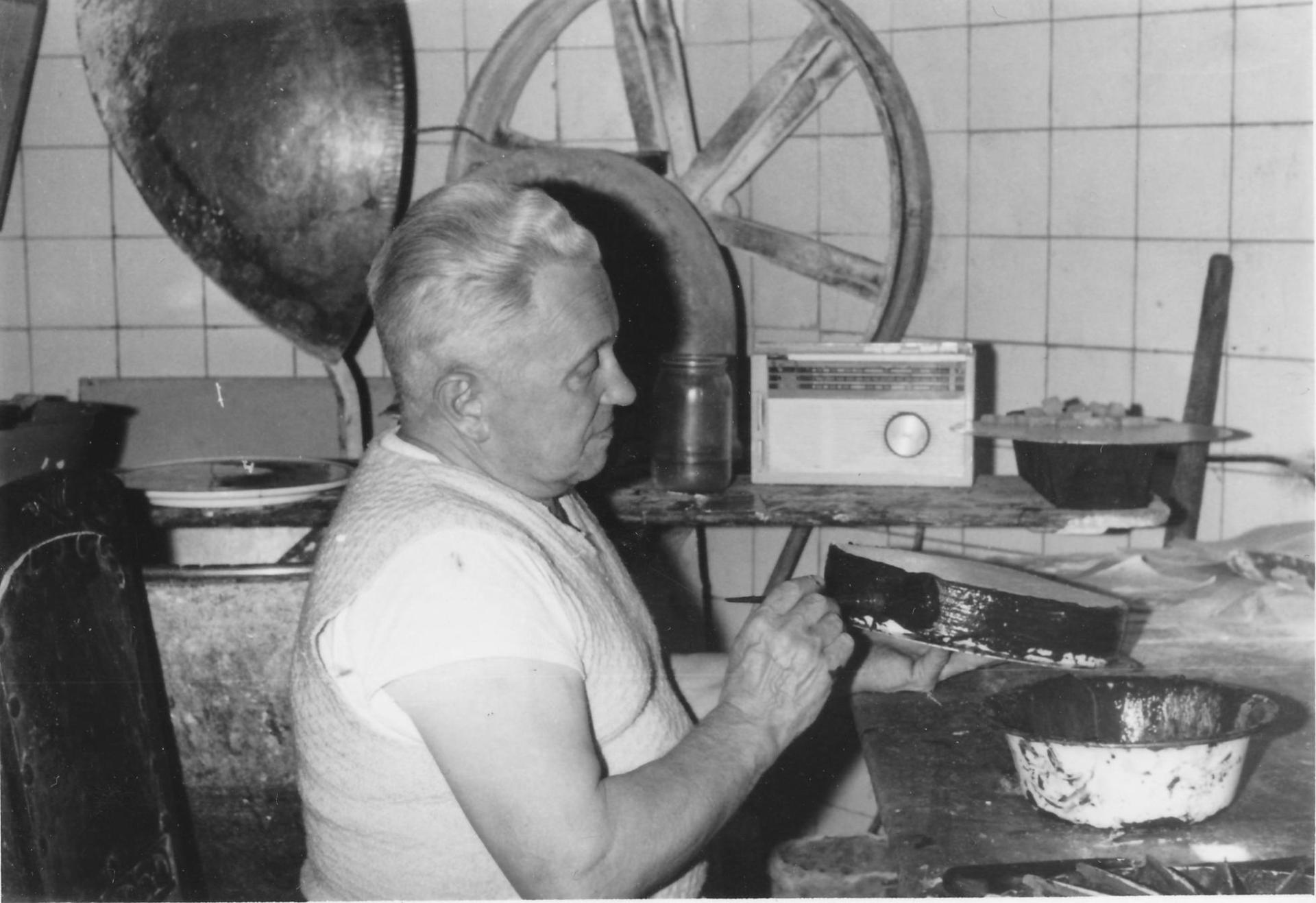 Bäckermeister Hans Seemann bei der Arbeit (3).