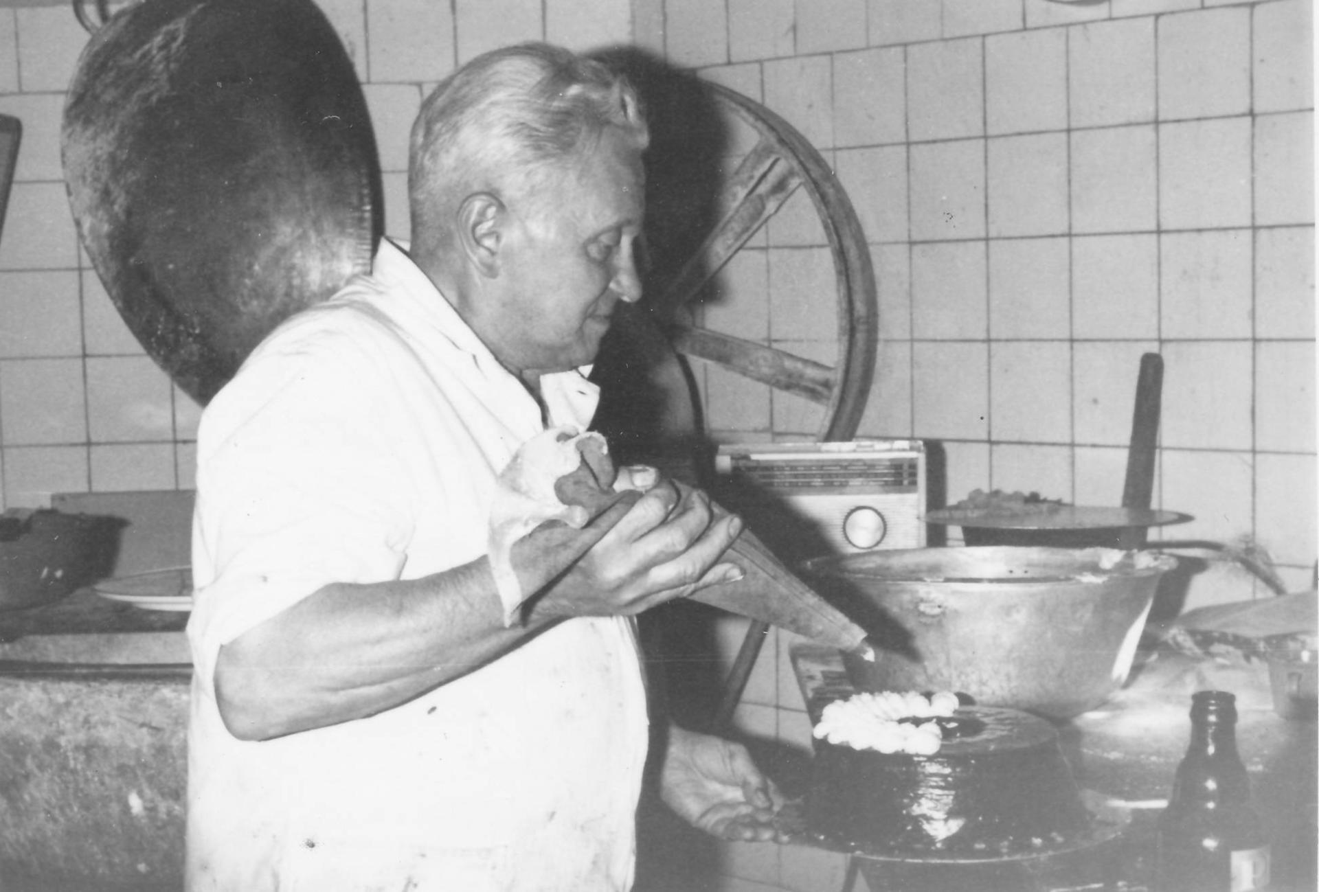 Bäckermeister Hans Seemann bei der Arbeit (4).