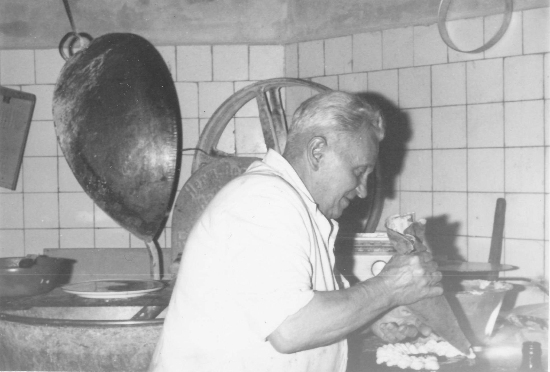 Bäckermeister Hans Seemann bei der Arbeit (5).