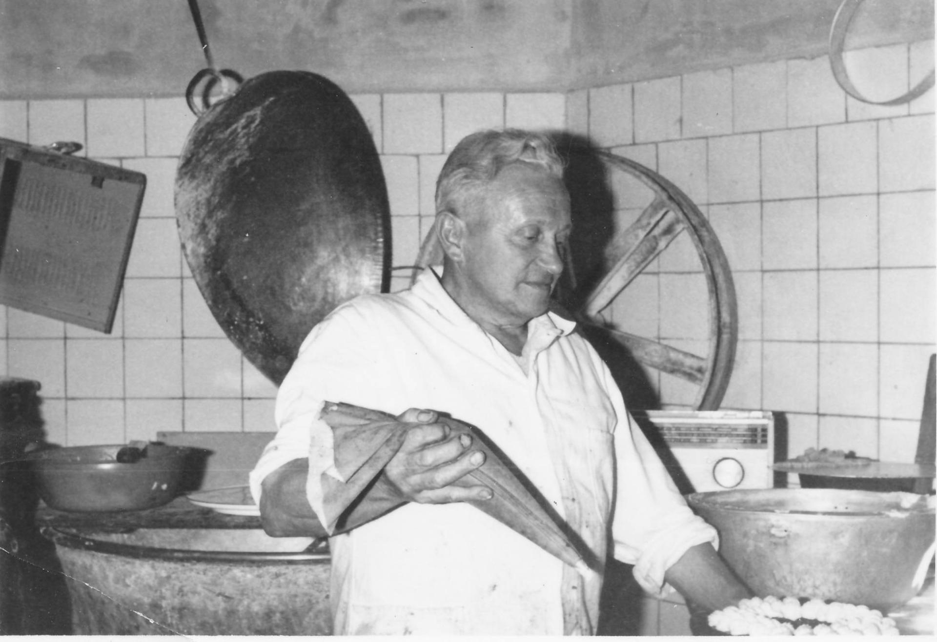 Bäckermeister Hans Seemann bei der Arbeit (6).