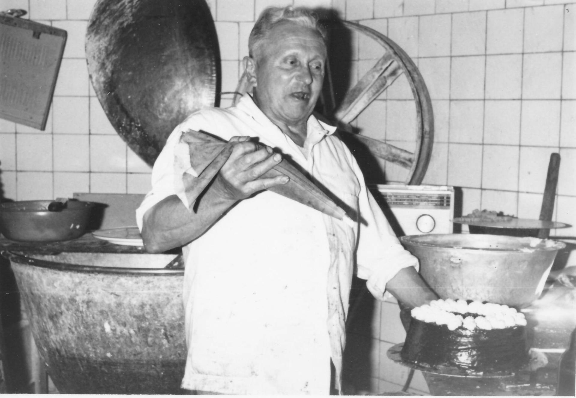 Bäckermeister Hans Seemann bei der Arbeit (7).