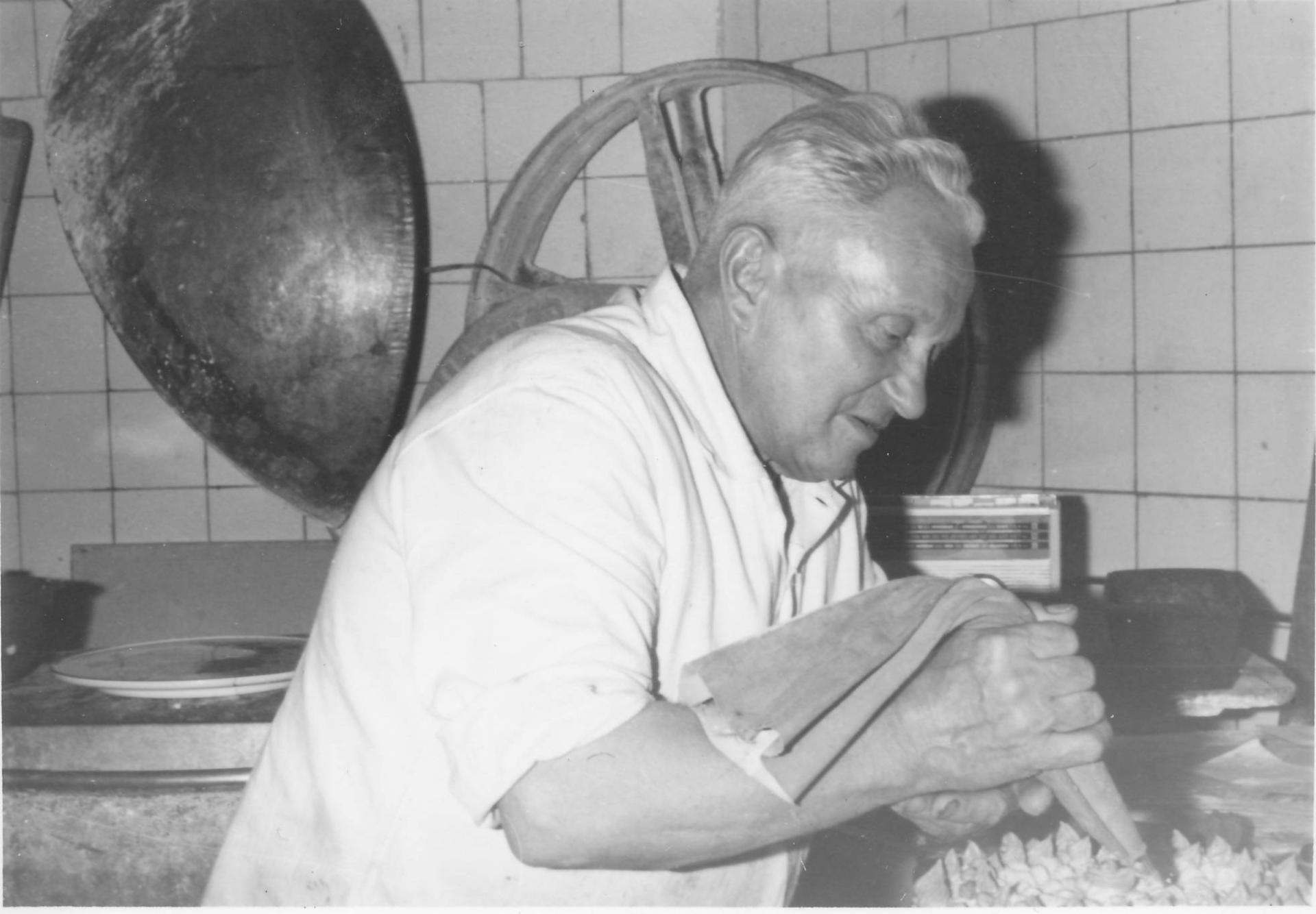 Bäckermeister Hans Seemann bei der Arbeit (8).