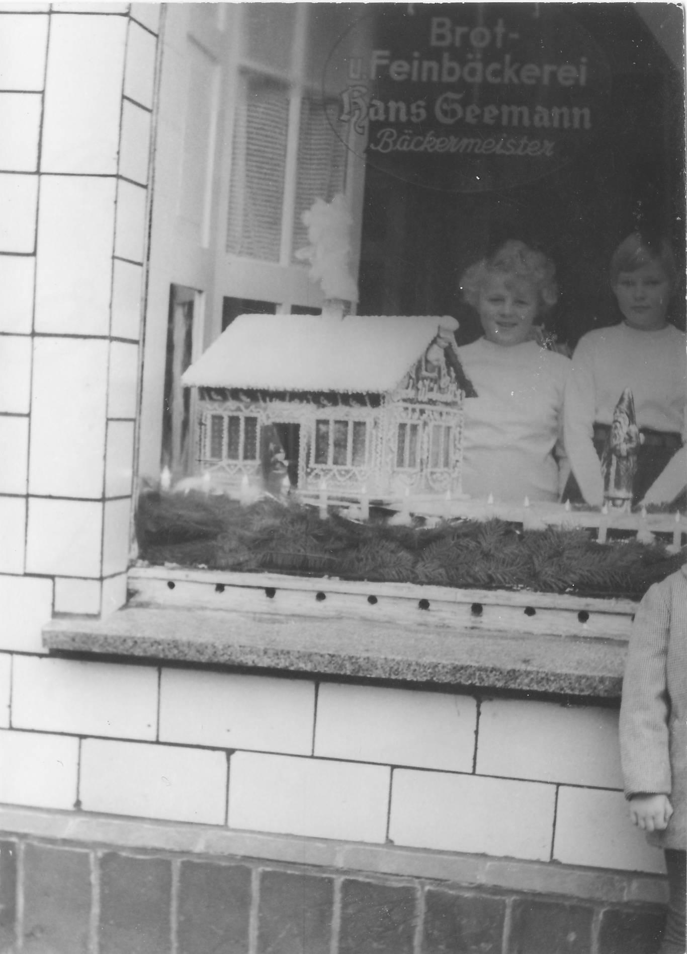 Schaufenster der Bäckerei Hans Seemann, im Hintergrund Tochter Anke Seemann.