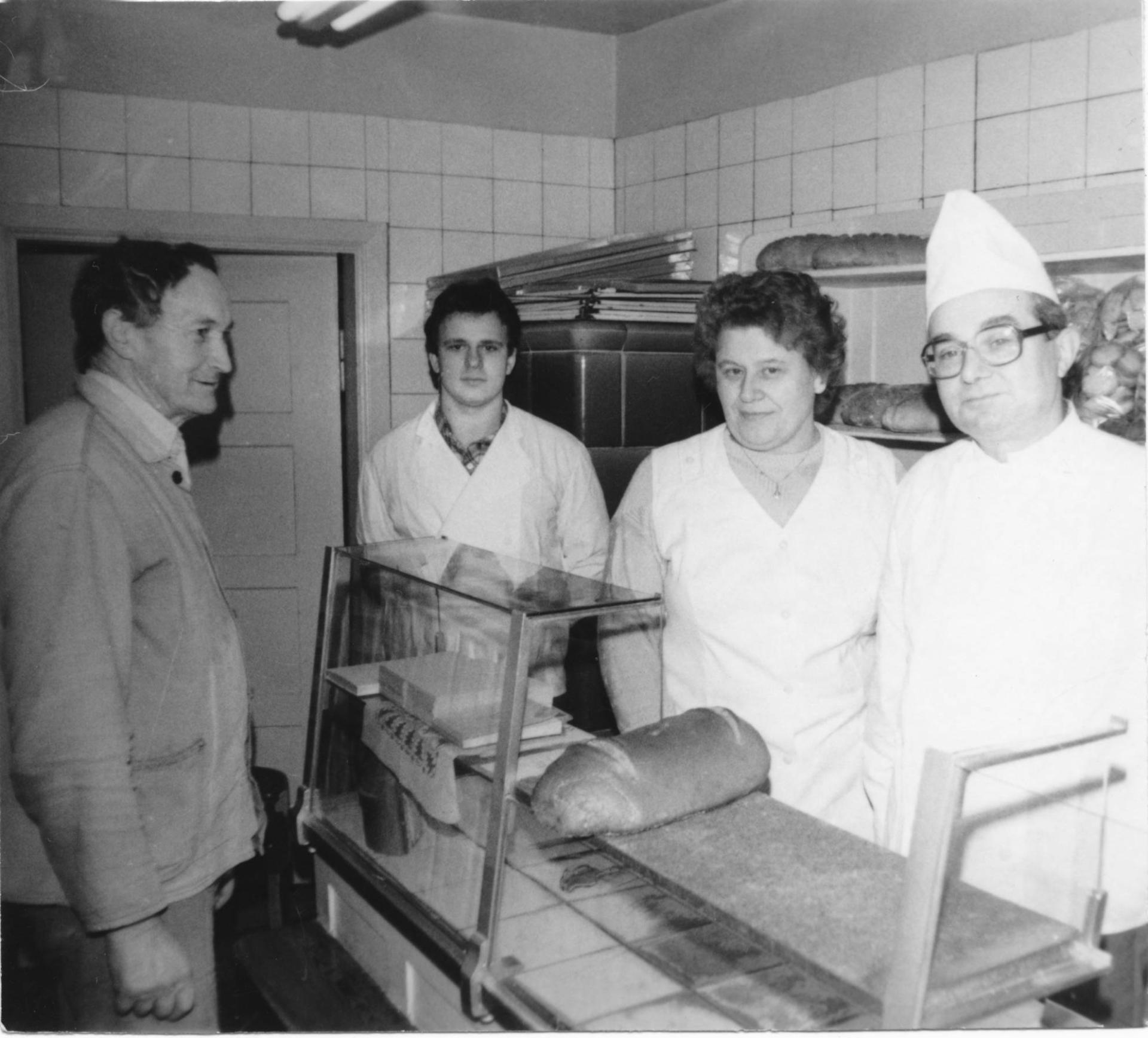 Im Verkaufsraum der Bäckerei Schmidt (Januar 1988).