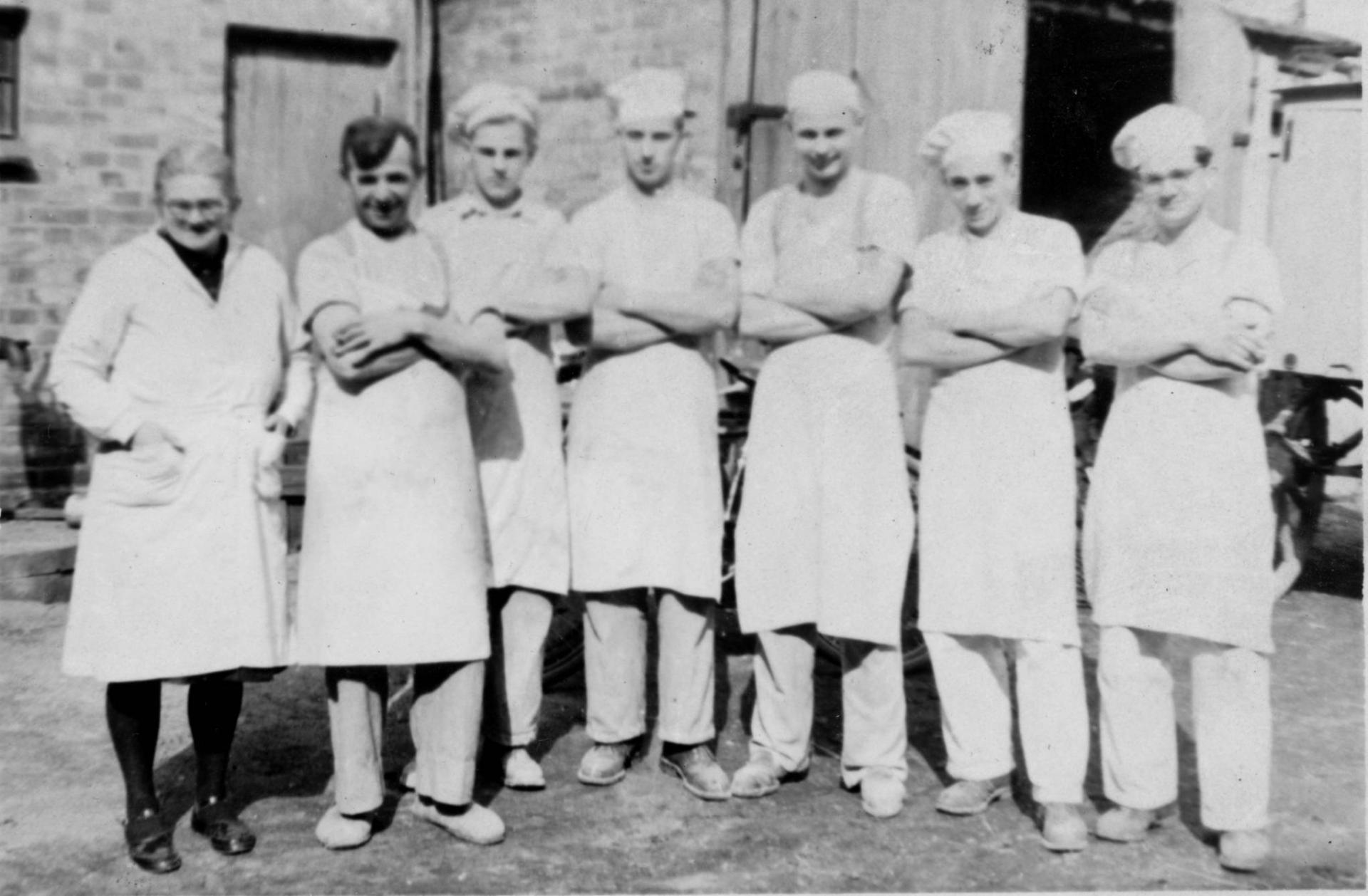 Belegschaft der Bäckerei Schmidt, etwa 1952. (Von links: Irma Schmidt, Heinrich Schmidt senior, unbekannt, unbekannt, unbekannt,  Horst Leverenz als Lehrling, Heinrich Schmidt junior).