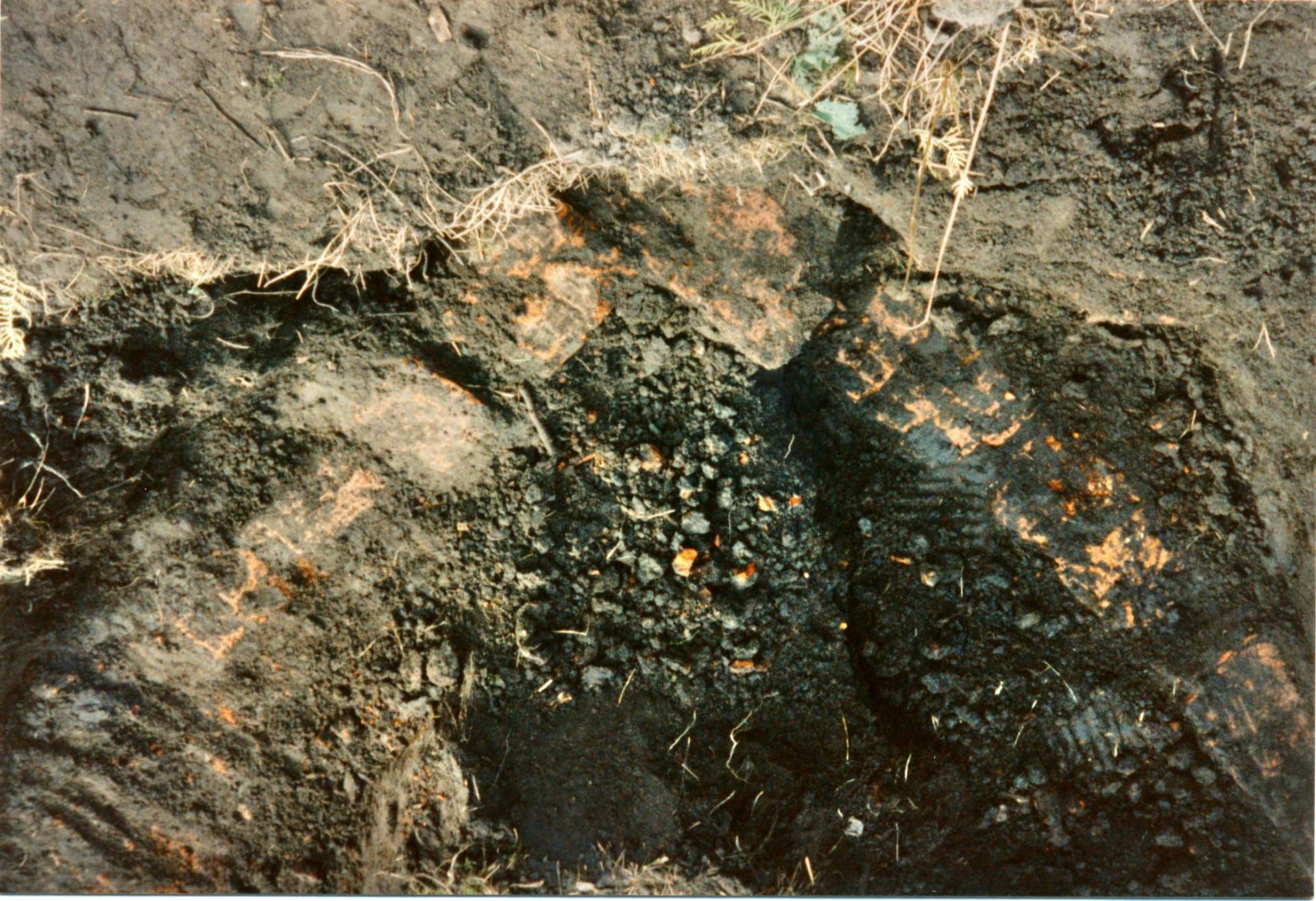 Unter dem Gemüsegarten hinter dem Pfarrhaus wurden 1995  diese Kellerreste des alten Pfarrhauses entdeckt (Spitzbogen).