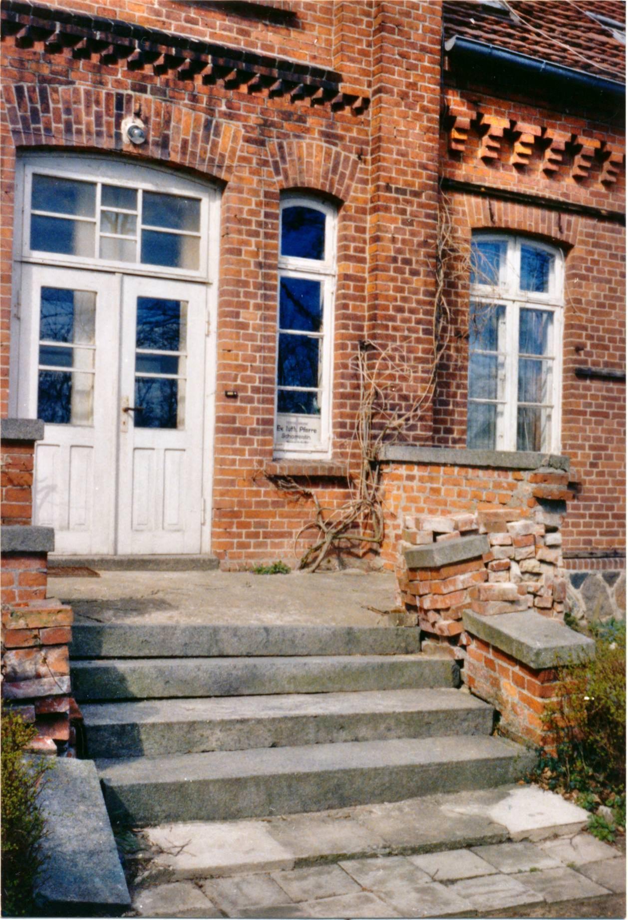 Eingang zum Pfarrhaus (1979).
