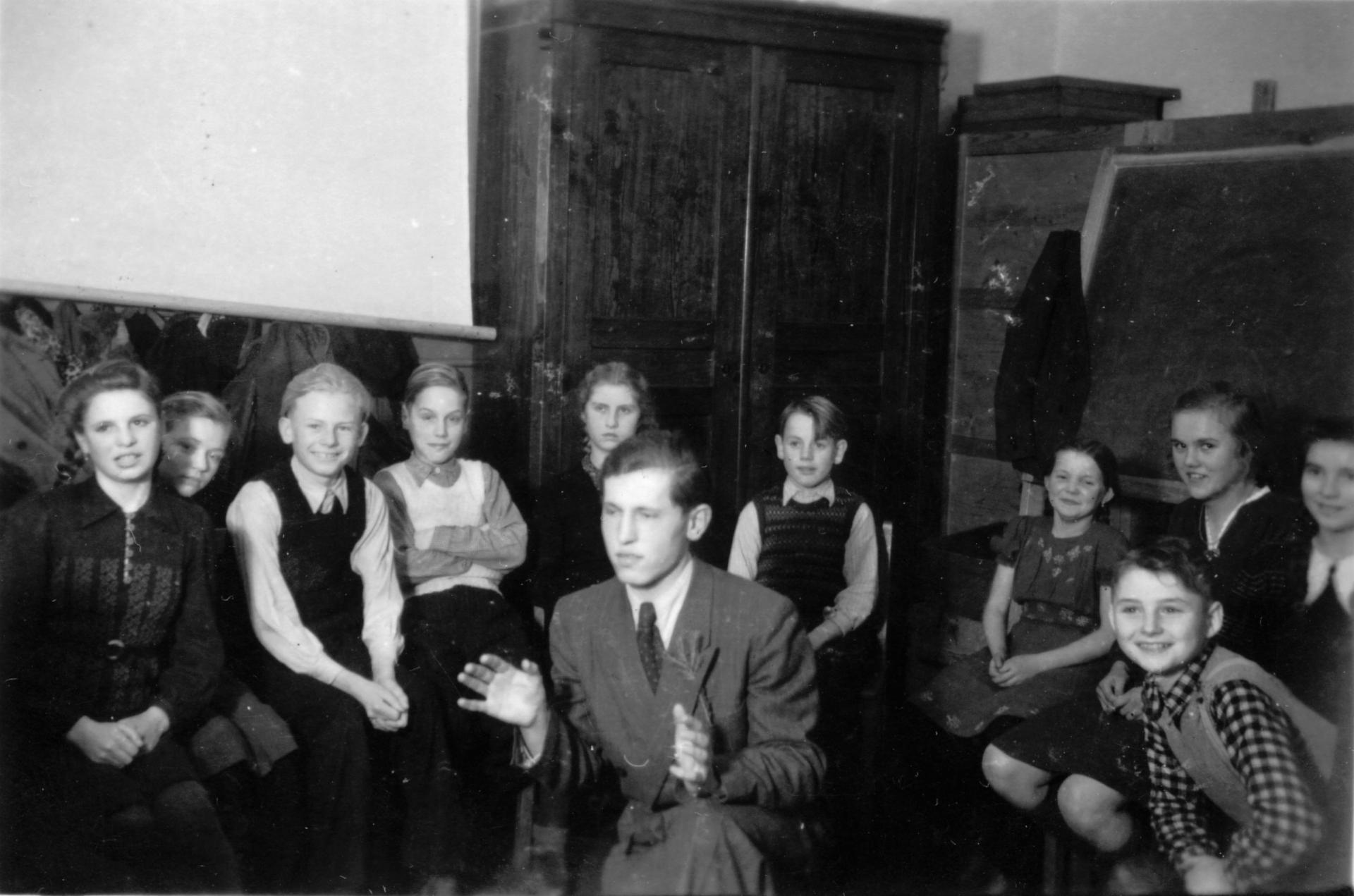 Weihnachtsfeier 1952, in der Mitte Lehrer Wolfgang Carls.