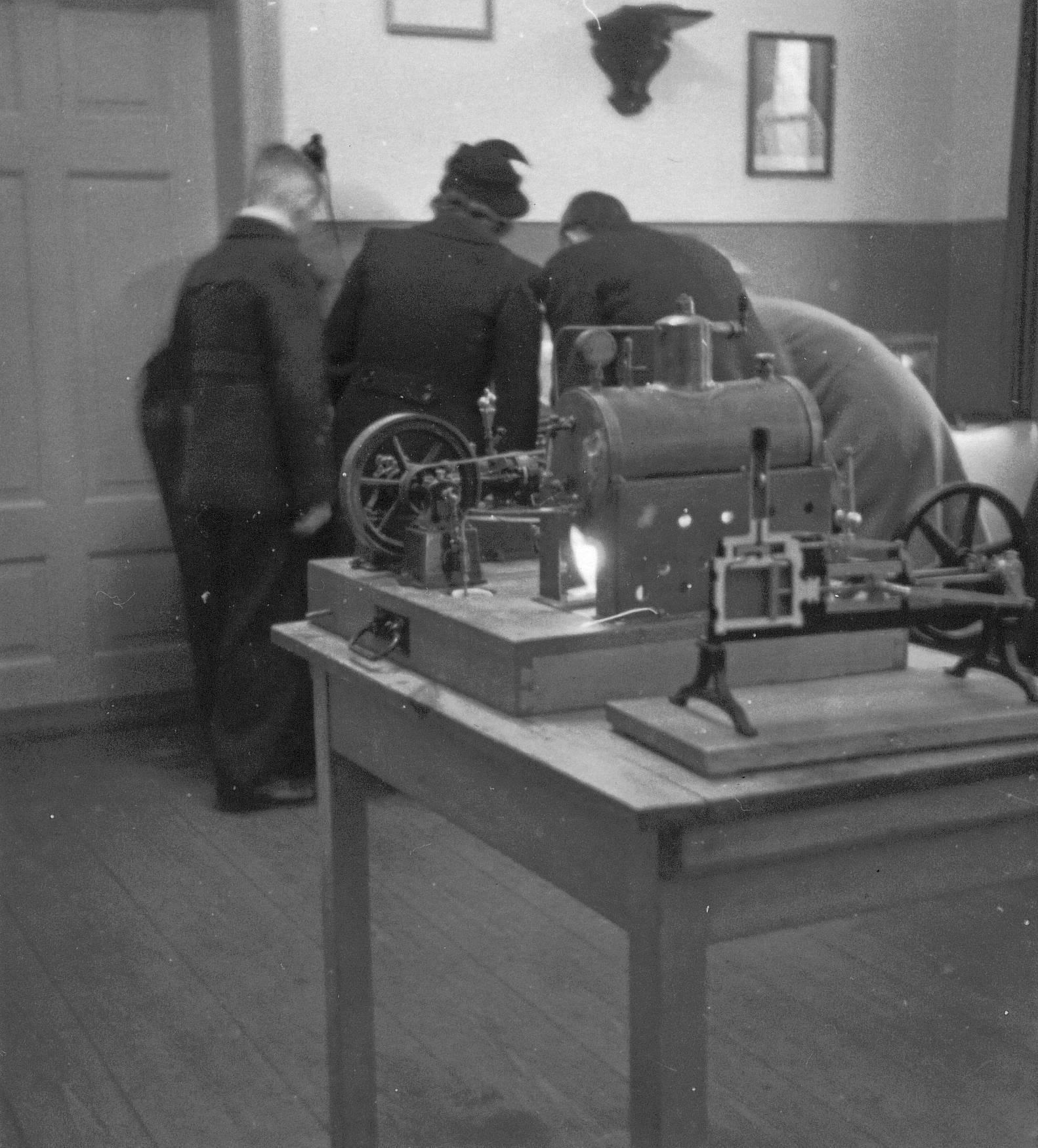 Ausstellung der Arbeitsgemeinschaften im Schulgebäude am 20.12.1953 (2).