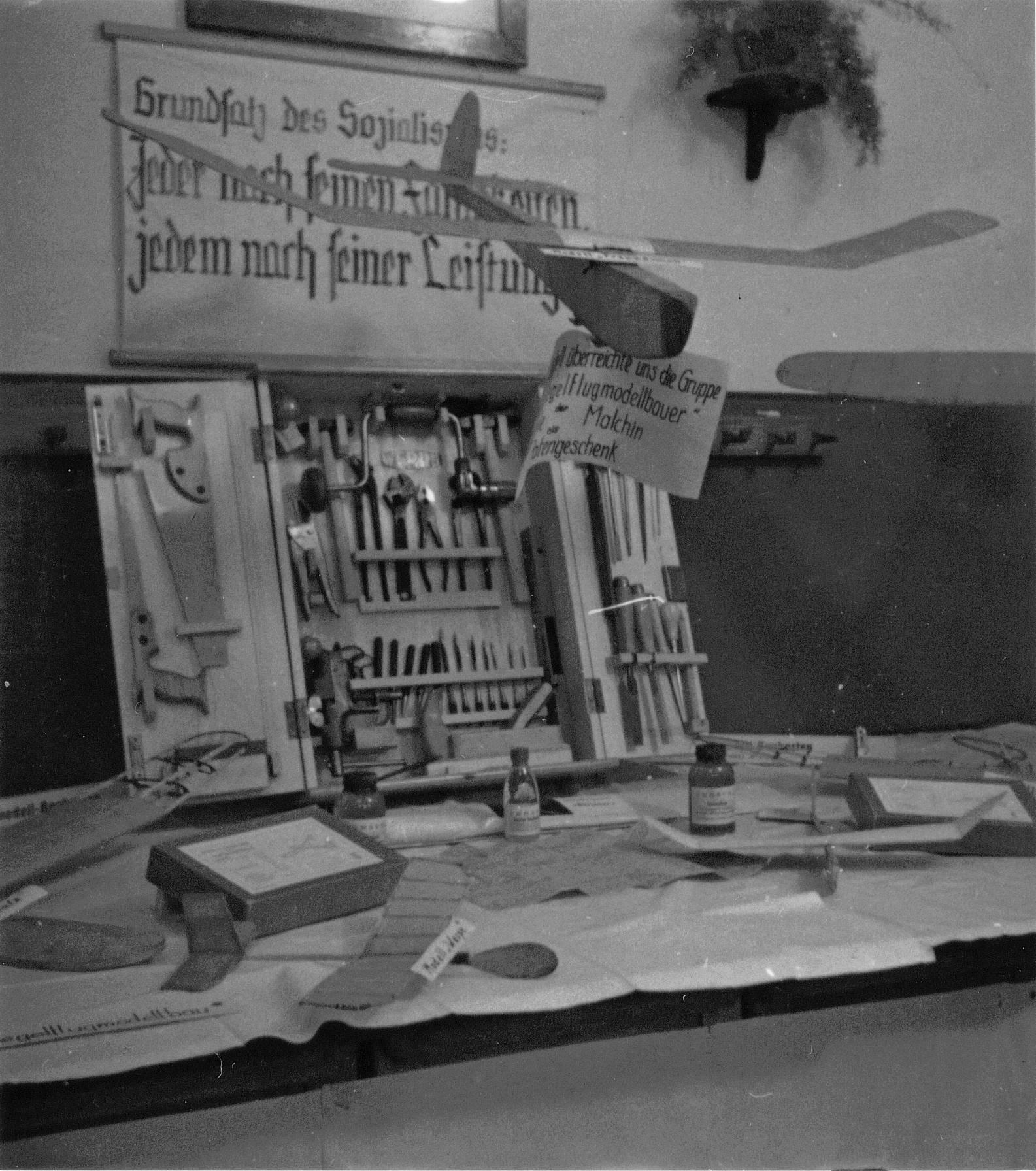 Ausstellung der Arbeitsgemeinschaften im Schulgebäude am 20.12.1953 (1).