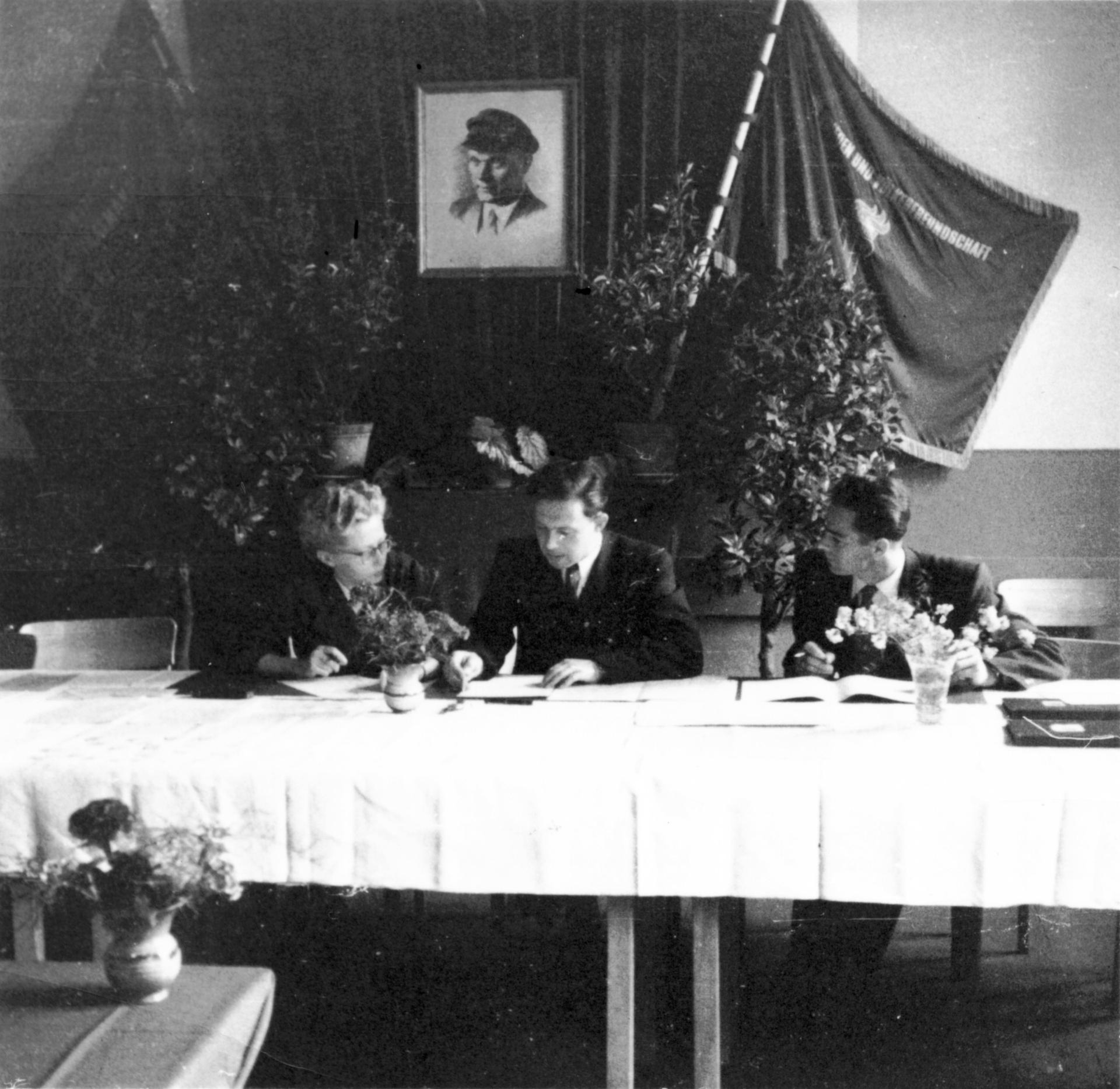 Mündliche Prüfung 1958. Von links:  Lehrerin Gisela Geißler,  Direktor Walter Steinberg, Lehrer Franz Drenk.