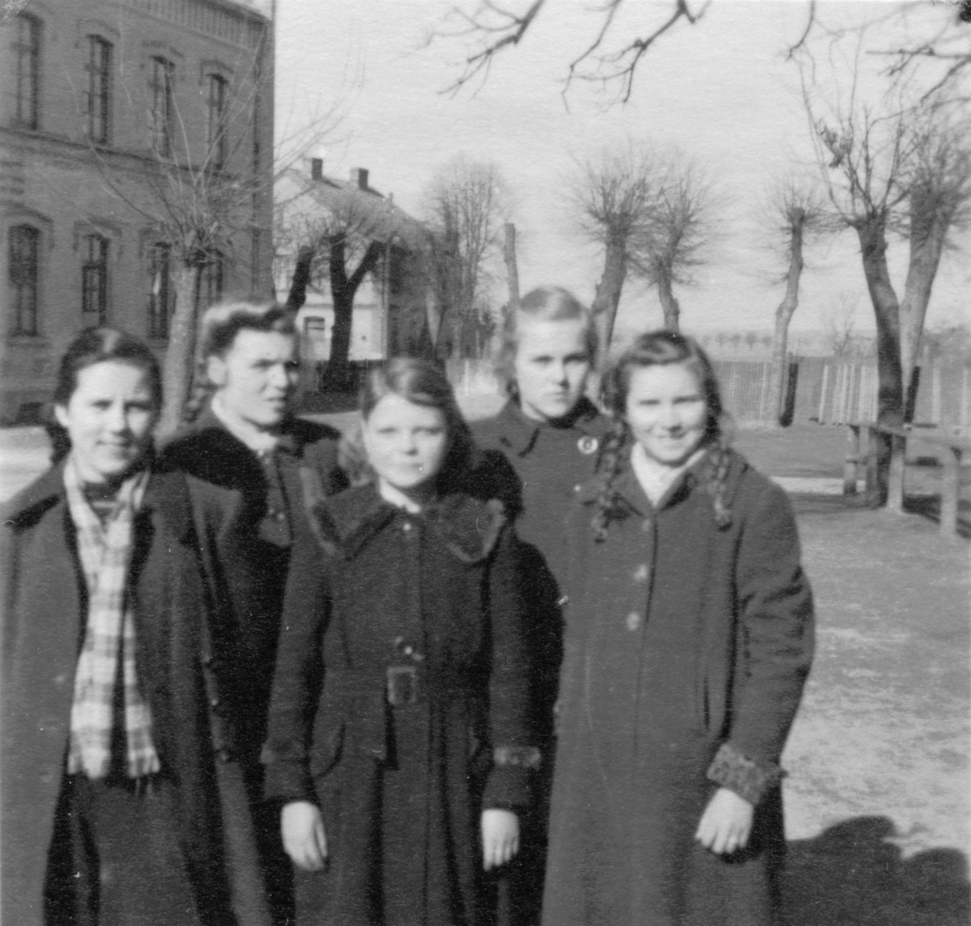 Auf dem Schulhof Februar 1953 von links: Carola Völkel, Helga  Wudtke, Hildegard Nimz,  Irmgard Lüders, Helga Koch.