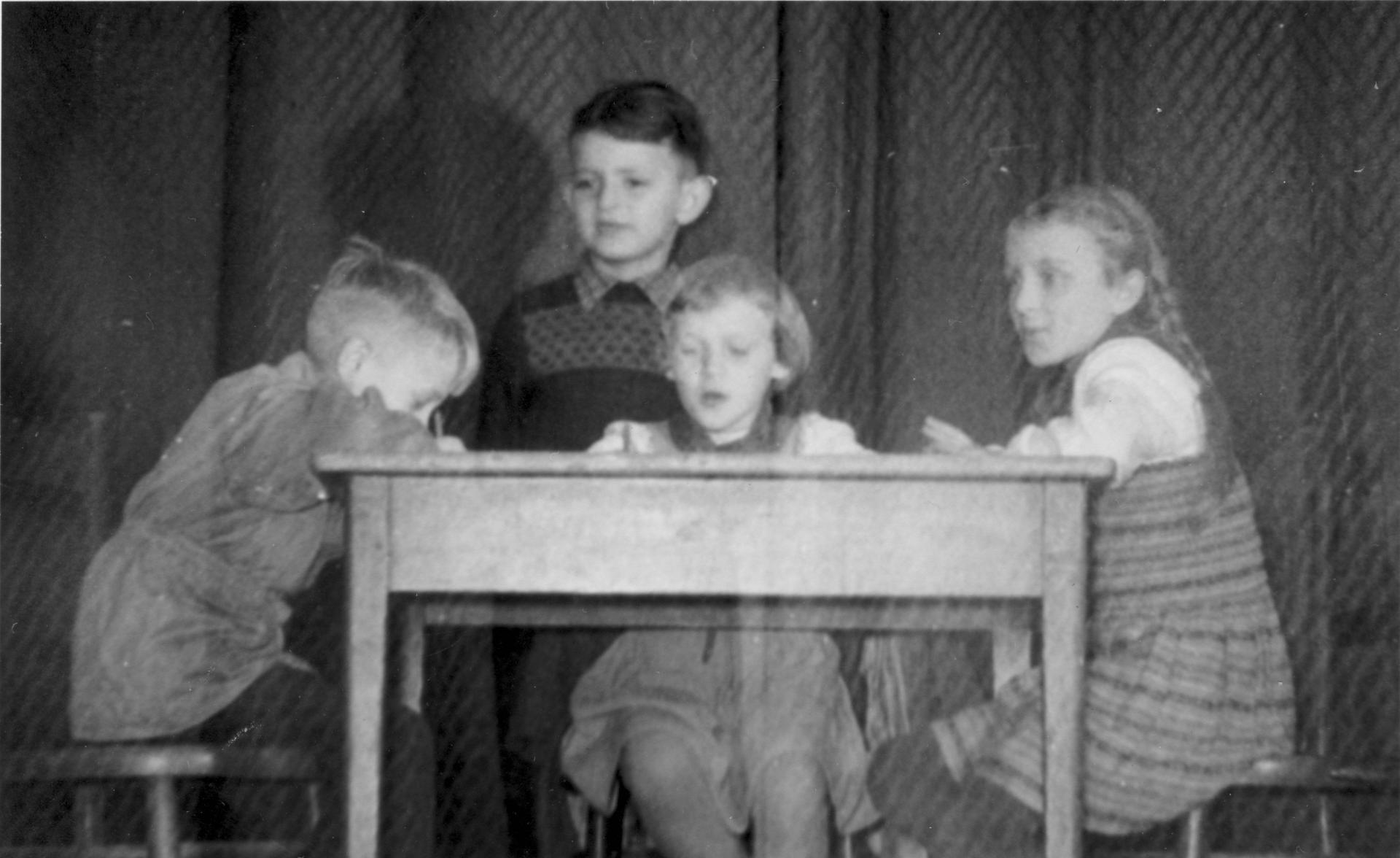 Aufführung zum Eltern– und Weihnachtsabend am 15.12.1956. Von links: Hermann Ullrich, Manfred Graf (stehend), Karin Weinke, Renate Warning.
