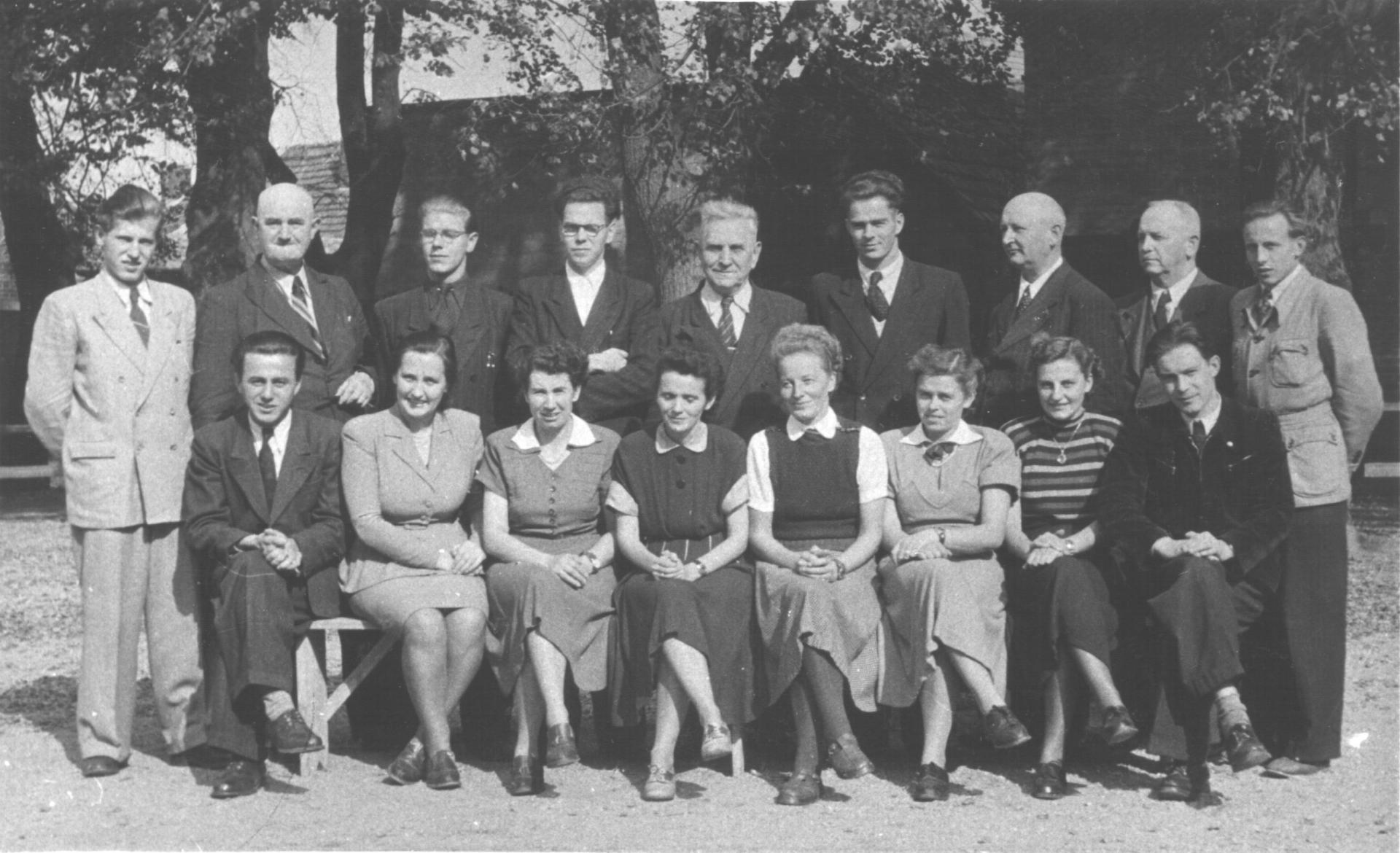 Das Lehrerkollegium im September 1953.