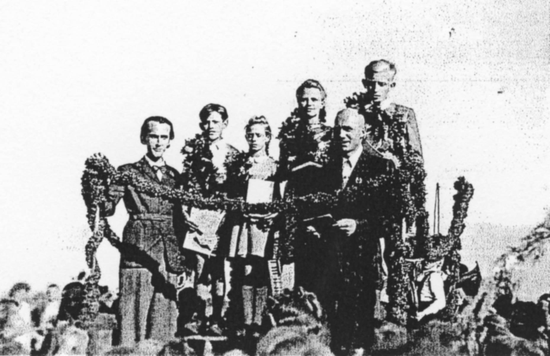Siegerehrung zum Kinderfest am 10.7.1949 (links Lehrer Laffin, rechts vorne Schuldirektor Paulig