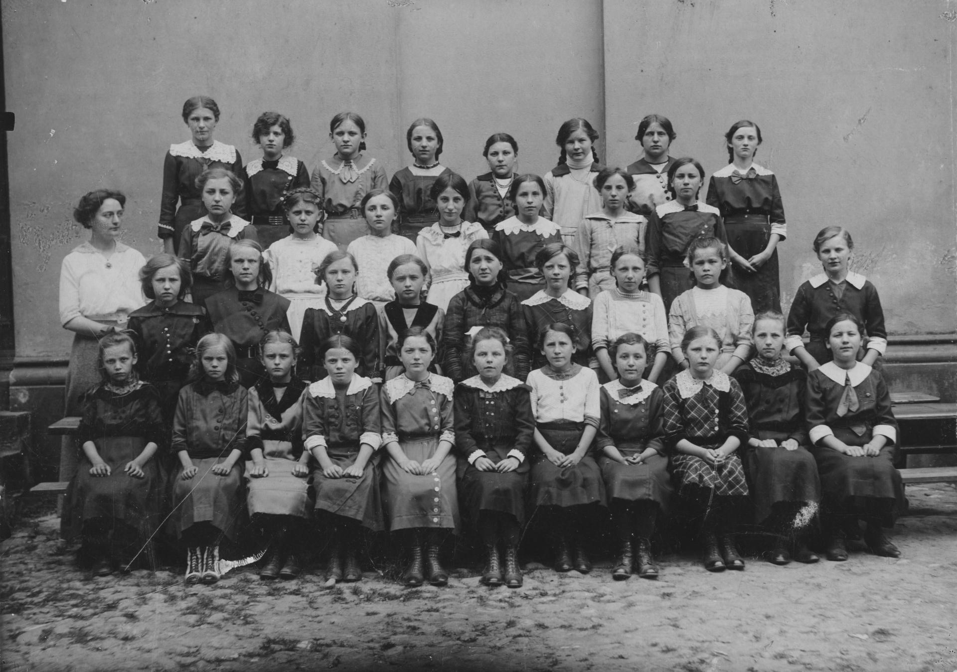 Schulklasse um 1910 mit Lehrerin Ida Fehlhaber