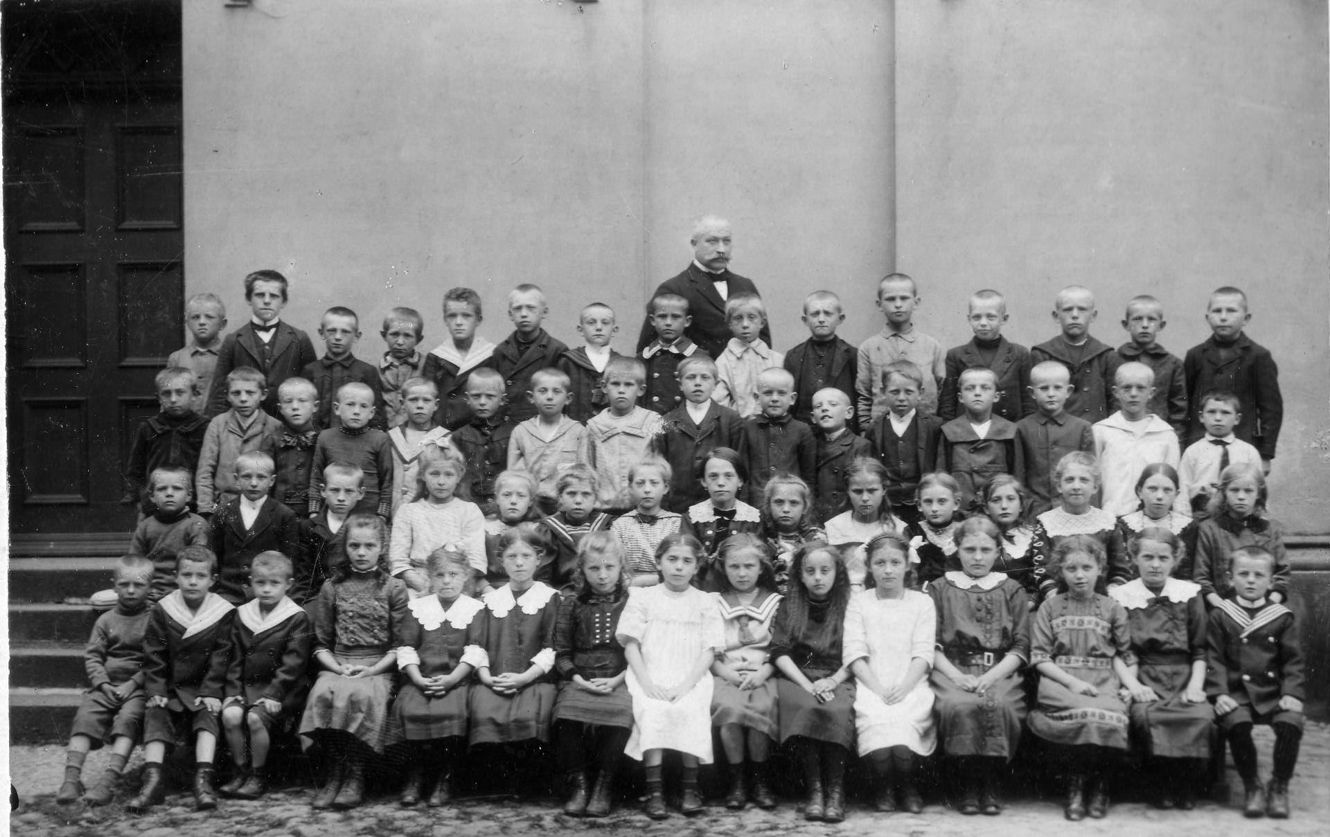 Schulklasse um 1915 mit Lehrer Hermann Westphal