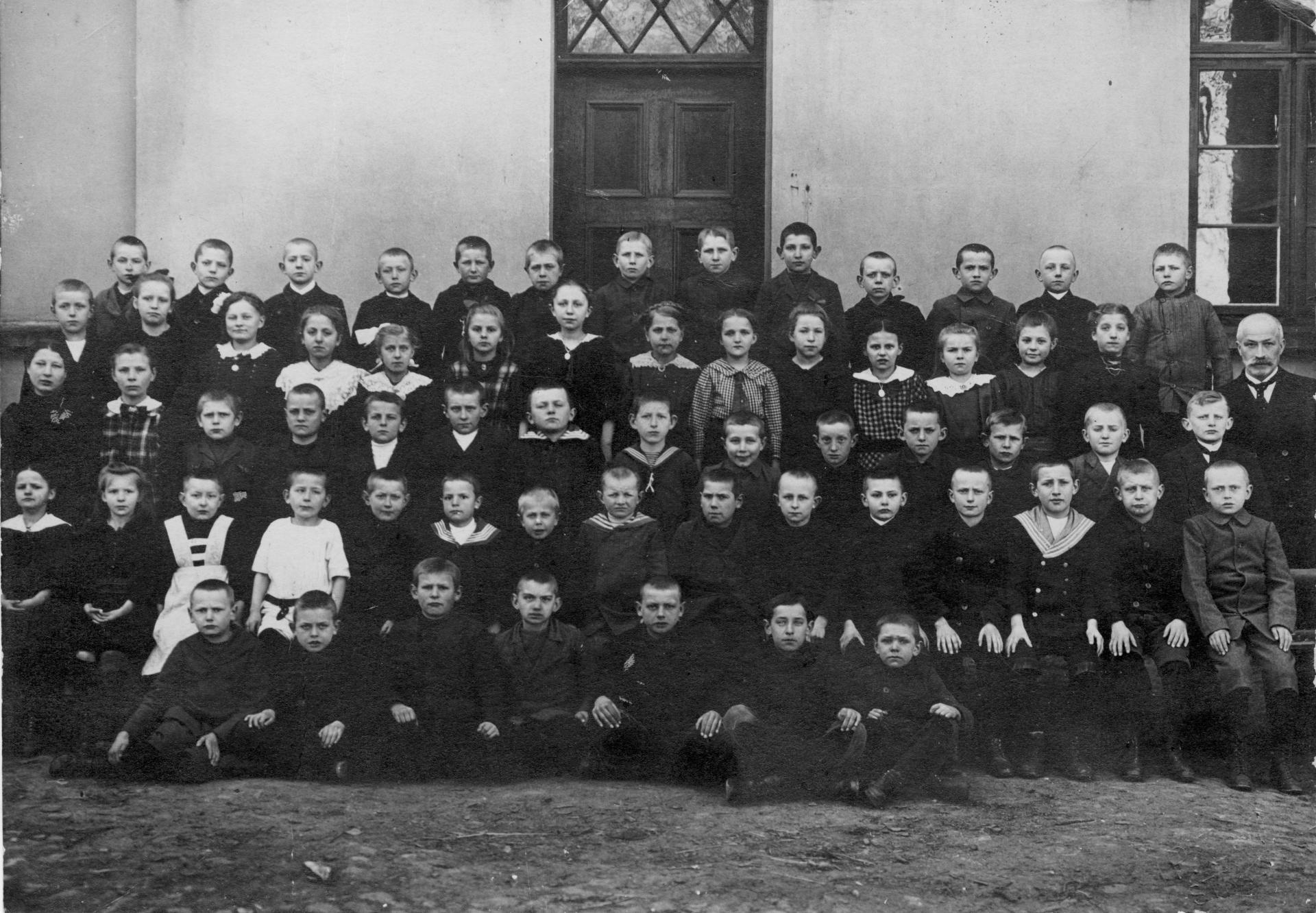 Schulklasse um 1917 - 1918 mit Lehrer Hermann Westphal