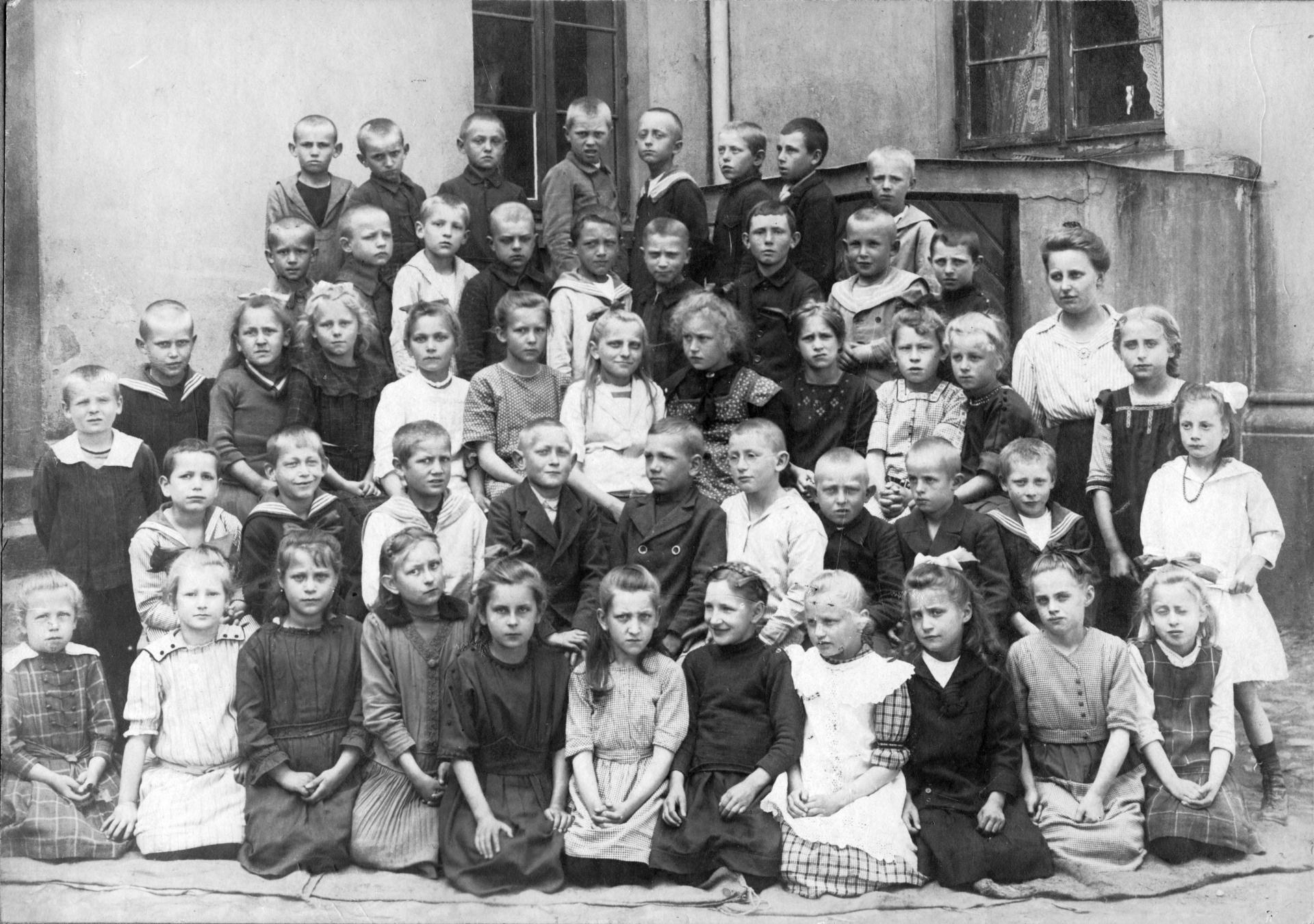 Schulklasse um 1921, wahrscheinlich mit Lehrerin Bertha Weber