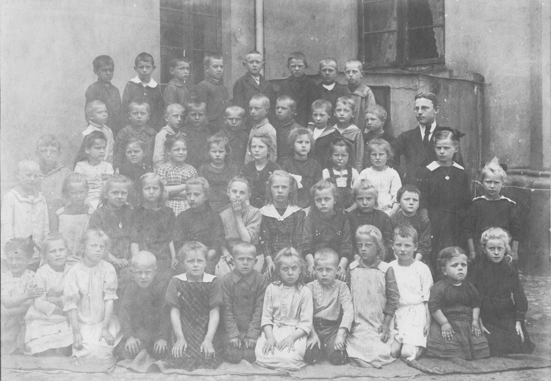 Schulklasse um 1924 mit Lehrer Robert Schmidt