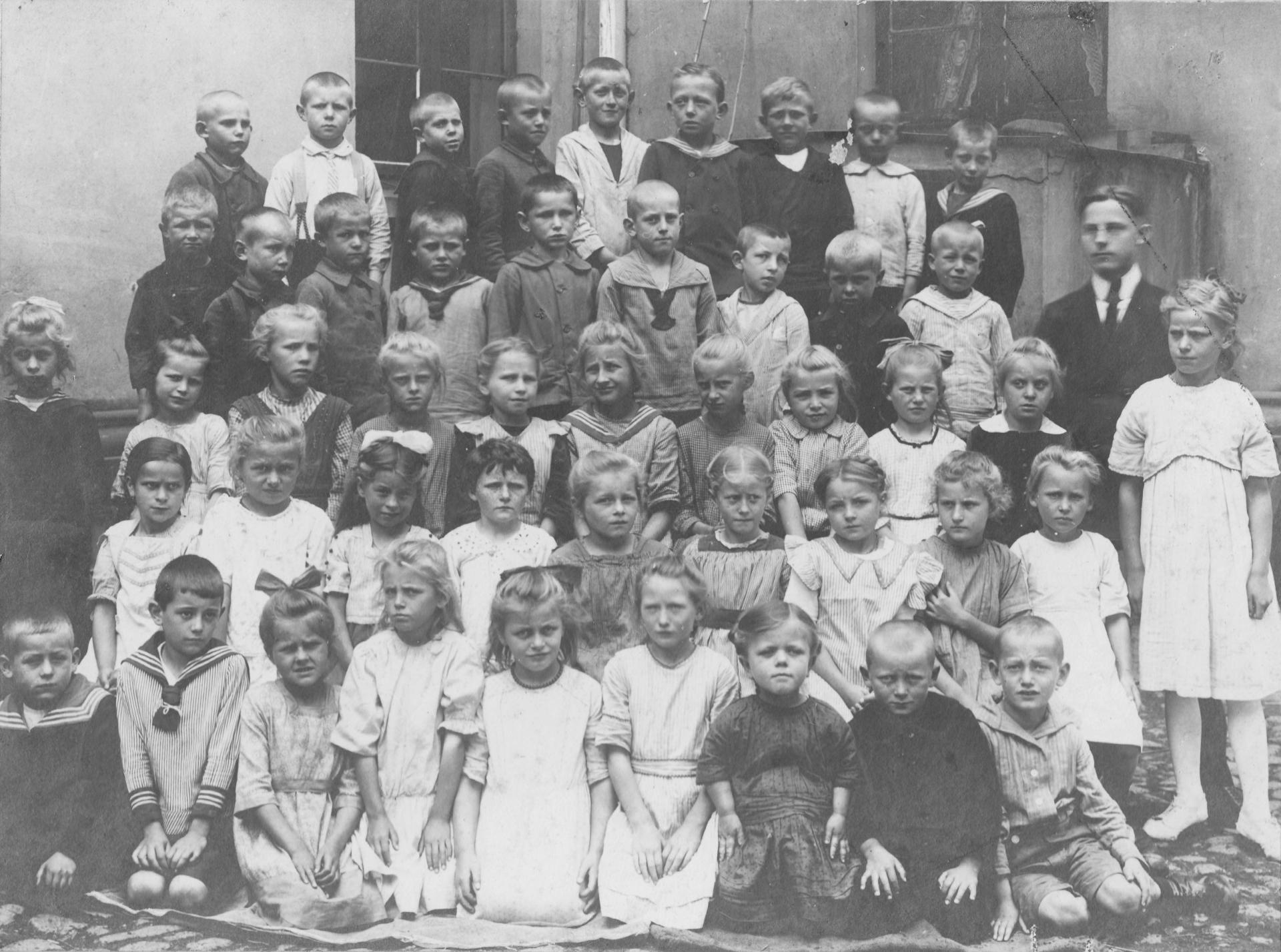 Schulklasse um 1925 mit Lehrer Robert Schmidt