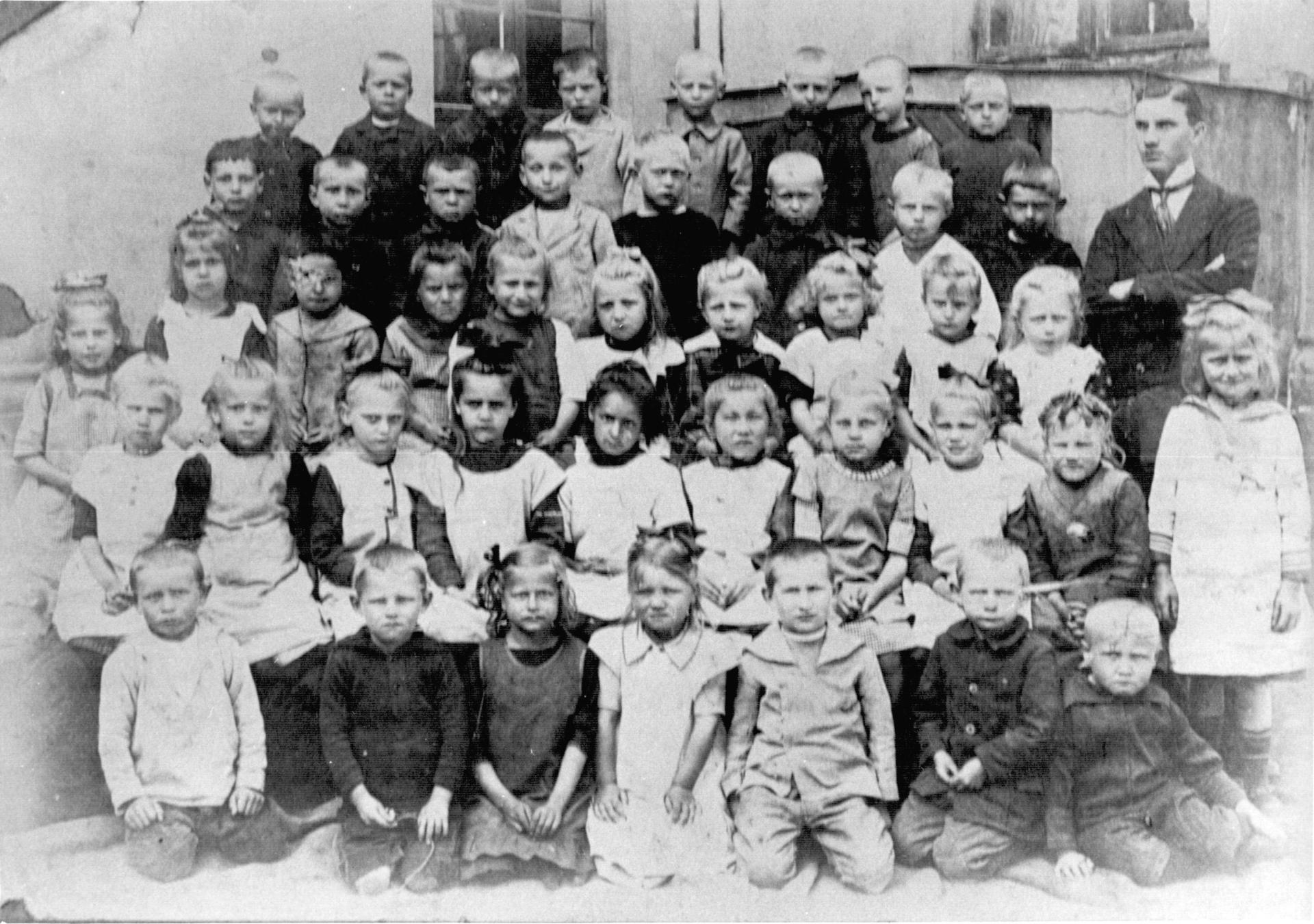 Schulklasse um 1926 mit Lehrer Robert Schmidt