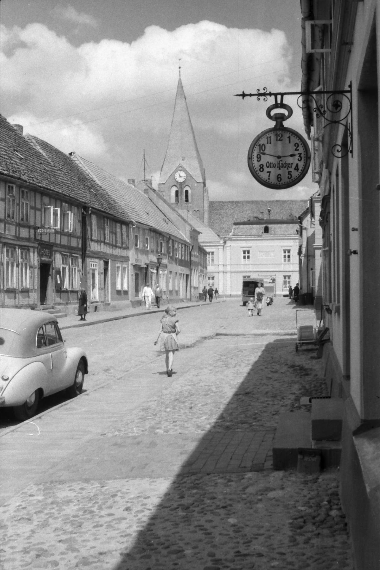 In der Straße des Friedens (um 1960) (1).