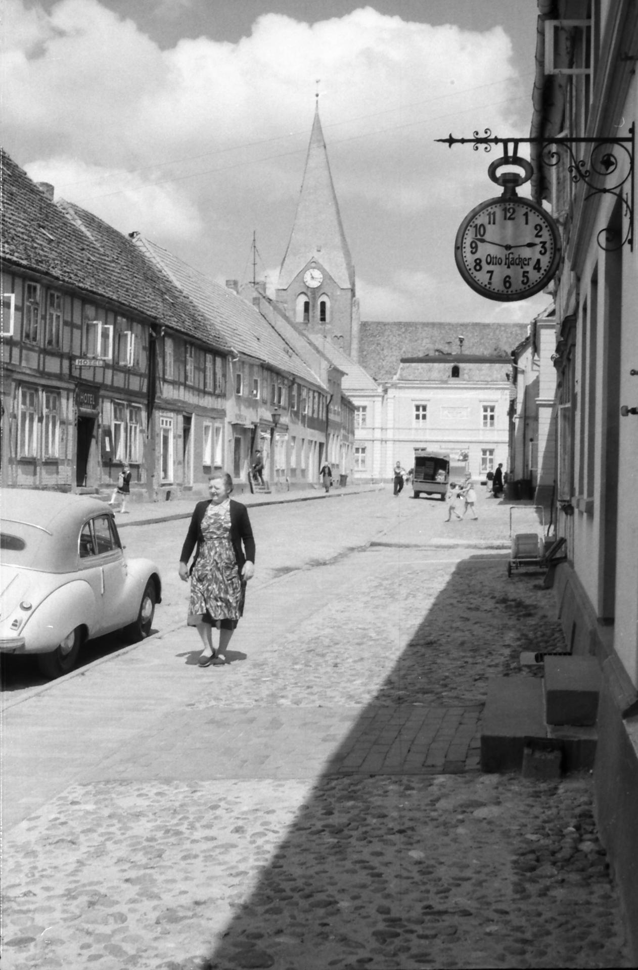In der Straße des Friedens (um 1960) (2).