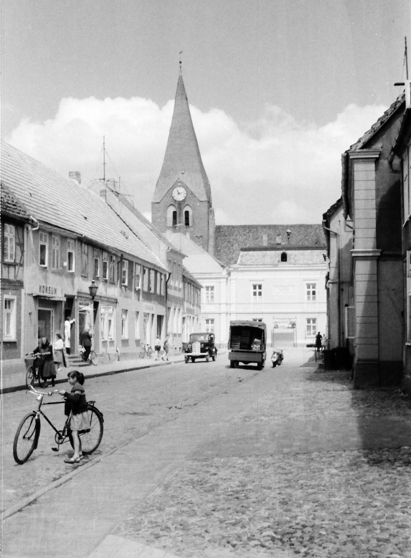In der Straße des Friedens (um 1960) (4).